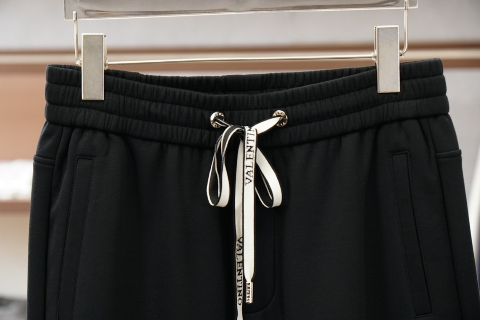 华伦天奴-25秋冬 加厚🌟🌟束脚休闲裤意大利🇮🇹进口面料，🩷🩷最新款上身版型无敌正!绝对可以闭眼收的一款