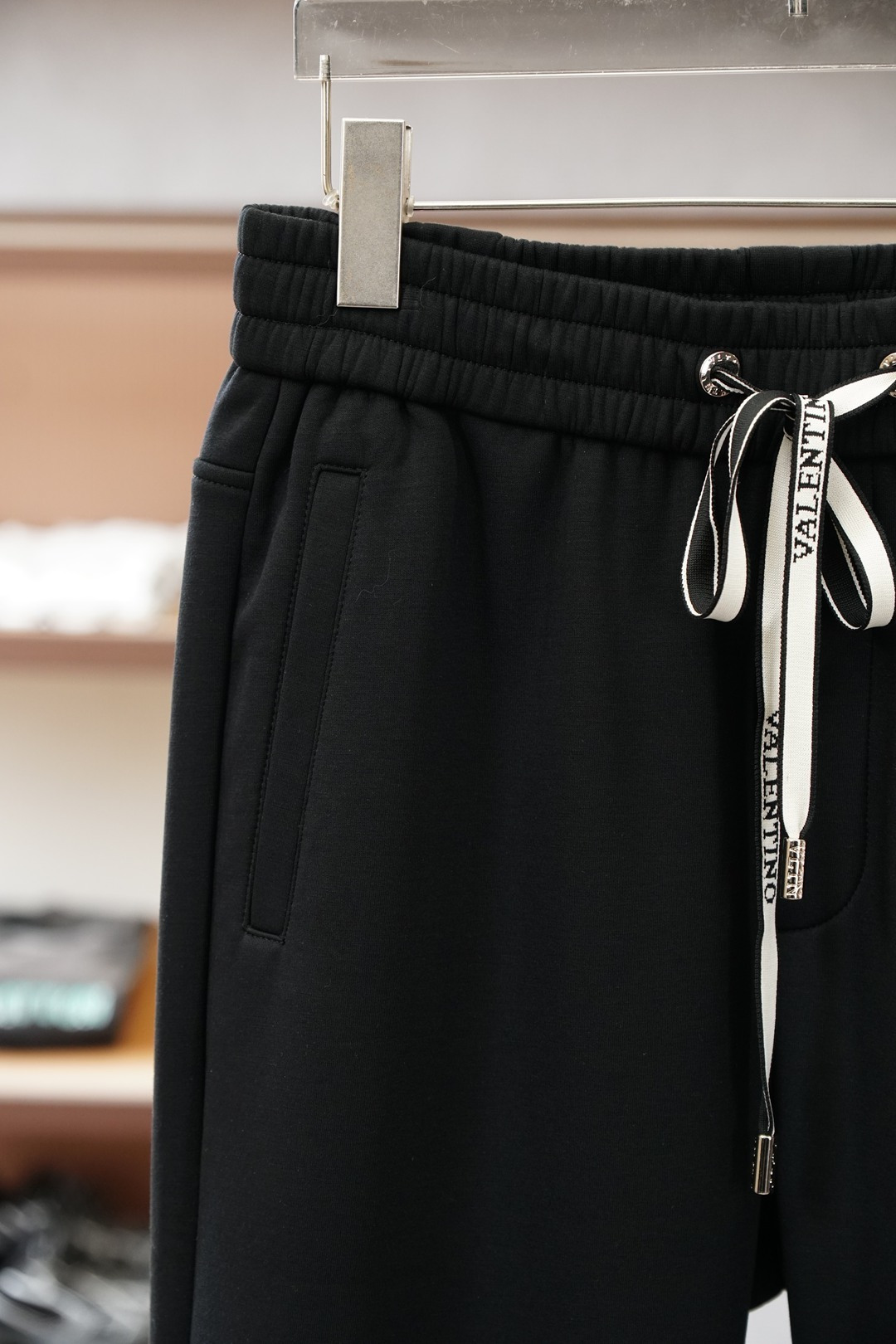 华伦天奴-25秋冬 加厚🌟🌟束脚休闲裤意大利🇮🇹进口面料，🩷🩷最新款上身版型无敌正!绝对可以闭眼收的一款