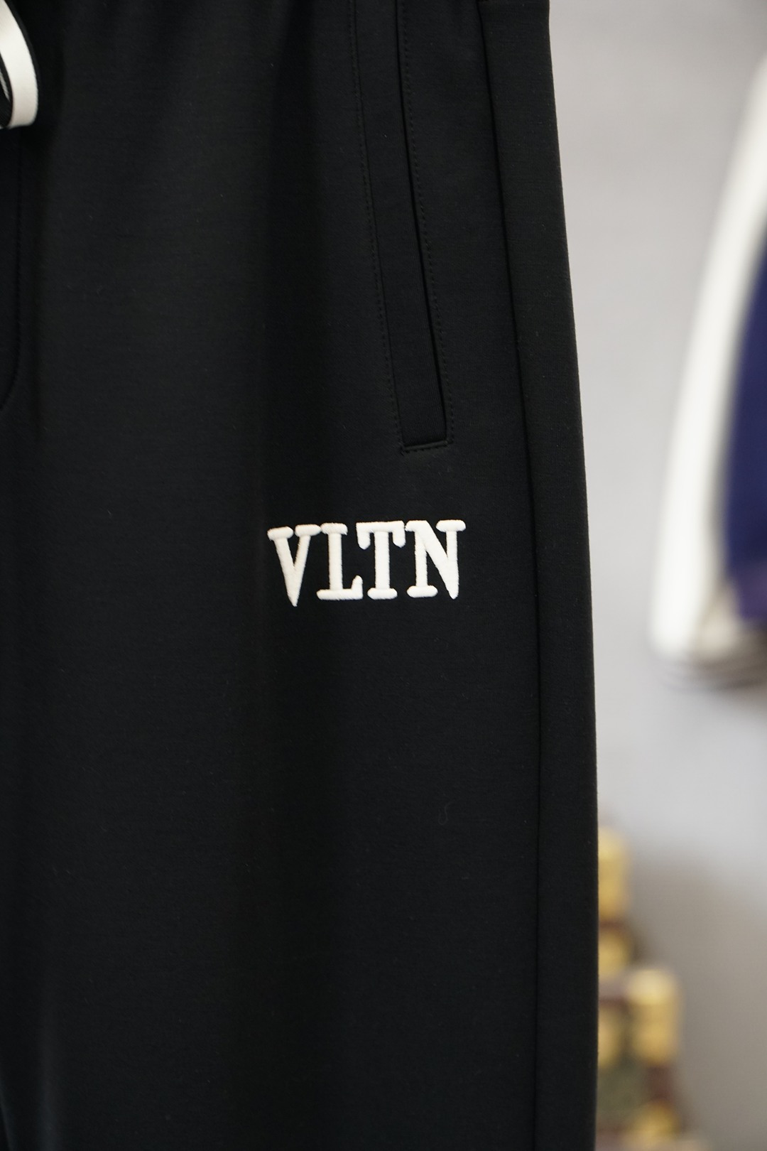 华伦天奴-25秋冬 加厚🌟🌟束脚休闲裤意大利🇮🇹进口面料，🩷🩷最新款上身版型无敌正!绝对可以闭眼收的一款