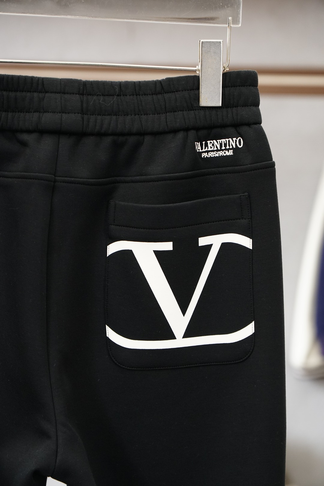 华伦天奴-25秋冬 加厚🌟🌟束脚休闲裤意大利🇮🇹进口面料，🩷🩷最新款上身版型无敌正!绝对可以闭眼收的一款