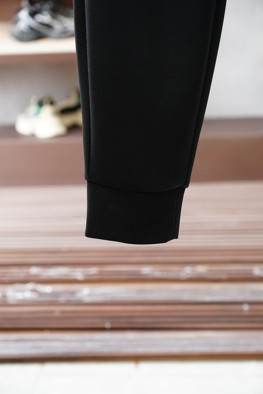 华伦天奴-25秋冬 加厚🌟🌟束脚休闲裤意大利🇮🇹进口面料，🩷🩷最新款上身版型无敌正!绝对可以闭眼收的一款