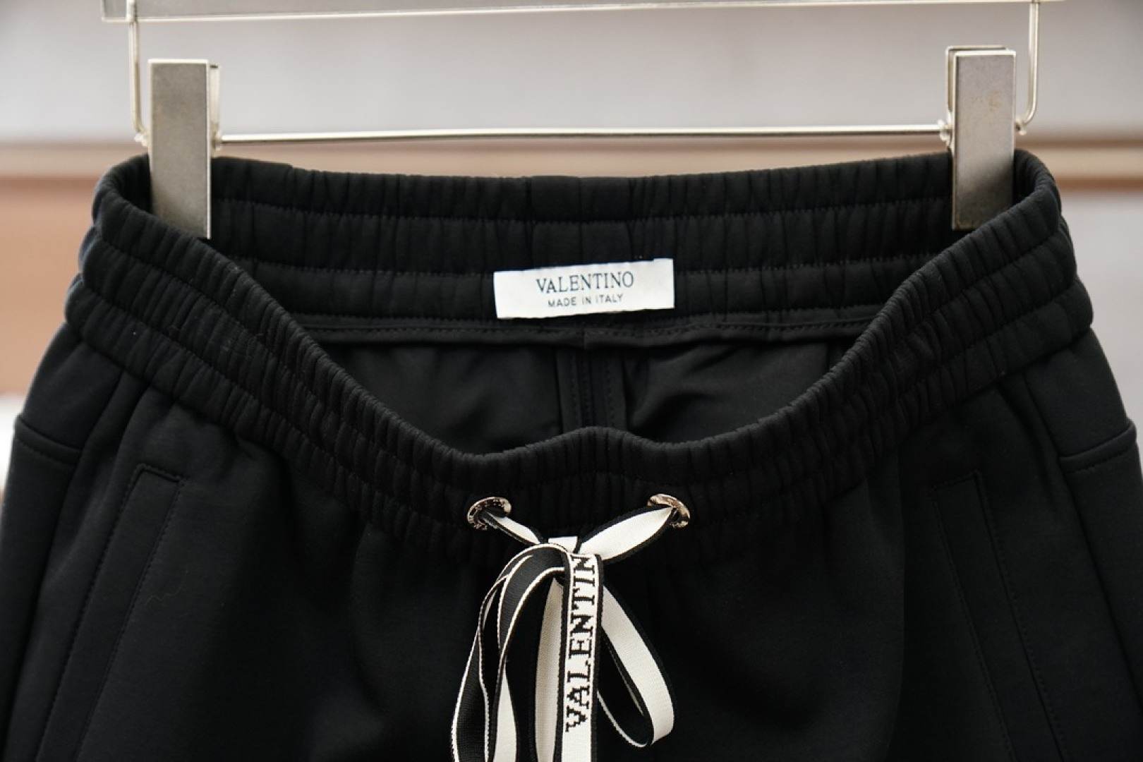 华伦天奴-25秋冬 加厚🌟🌟束脚休闲裤意大利🇮🇹进口面料，🩷🩷最新款上身版型无敌正!绝对可以闭眼收的一款