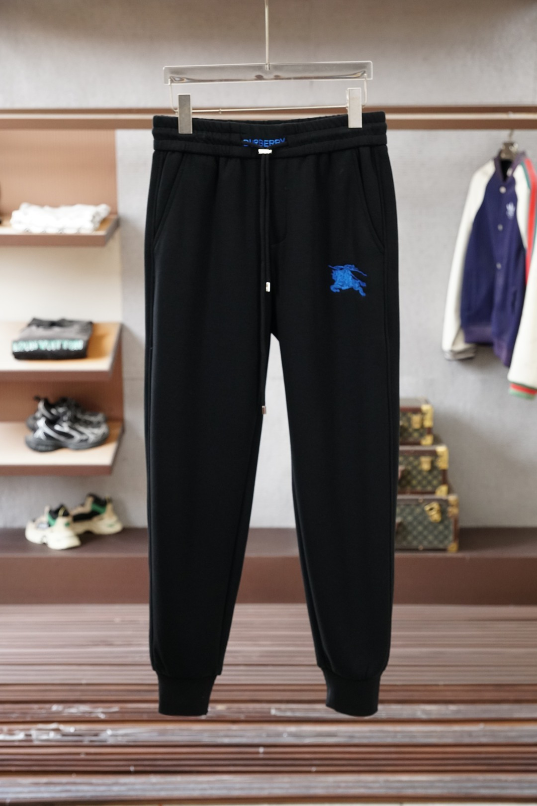 BBR巴宝莉/25秋冬 加厚🌟🌟束脚休闲裤意大利🇮🇹进口面料，🩷🩷最新款上身版型无敌正!绝对可以闭眼收的