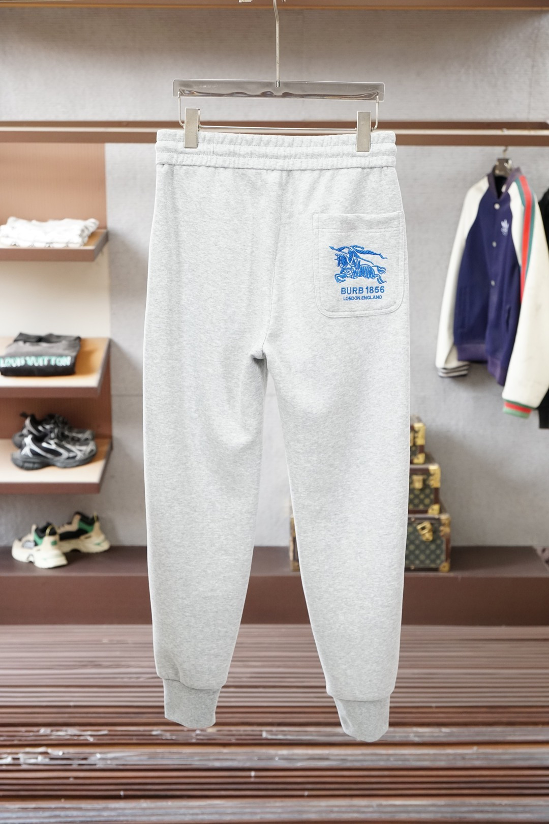 BBR巴宝莉/25秋冬 加厚🌟🌟束脚休闲裤意大利🇮🇹进口面料，🩷🩷最新款上身版型无敌正!绝对可以闭眼收的