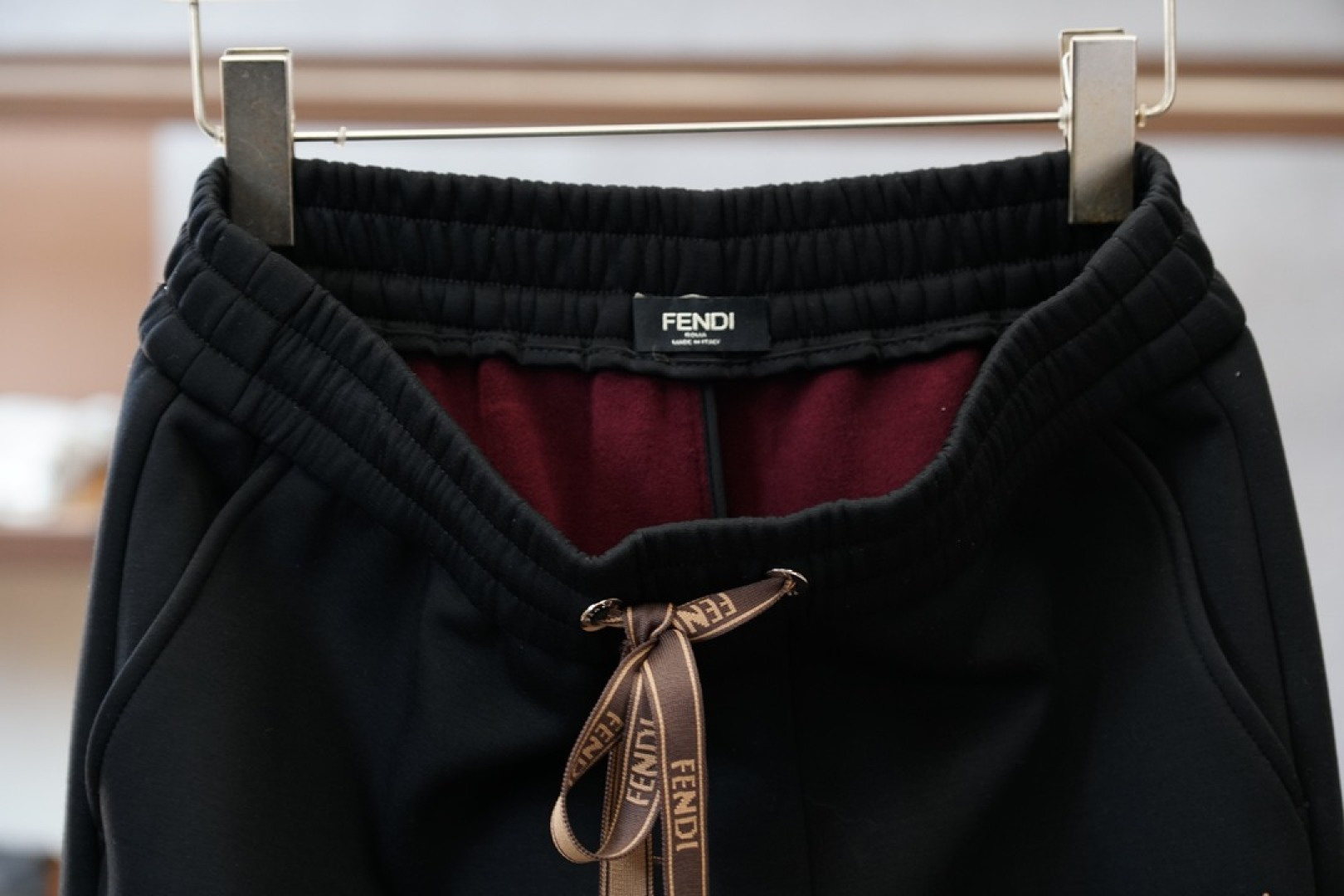 Fendi芬迪/2025冬款加厚新款休闲裤!官网同步发售。品牌经典logo休闲裤，定制加厚羊毛莫代尔面料