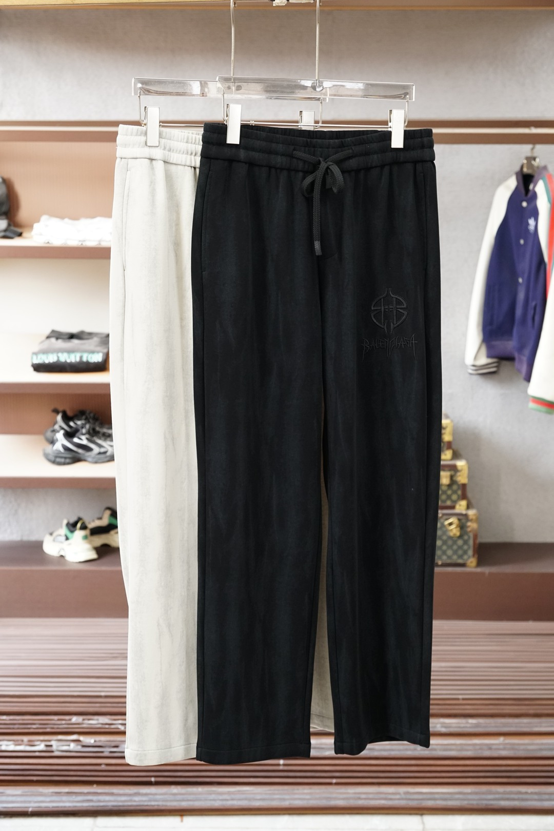 巴黎世家-2025 秋冬男士休闲裤🔥加厚棉面料休闲裤，最新款上身版型无敌正！🥯🥯绝对可以闭眼收的一款此款