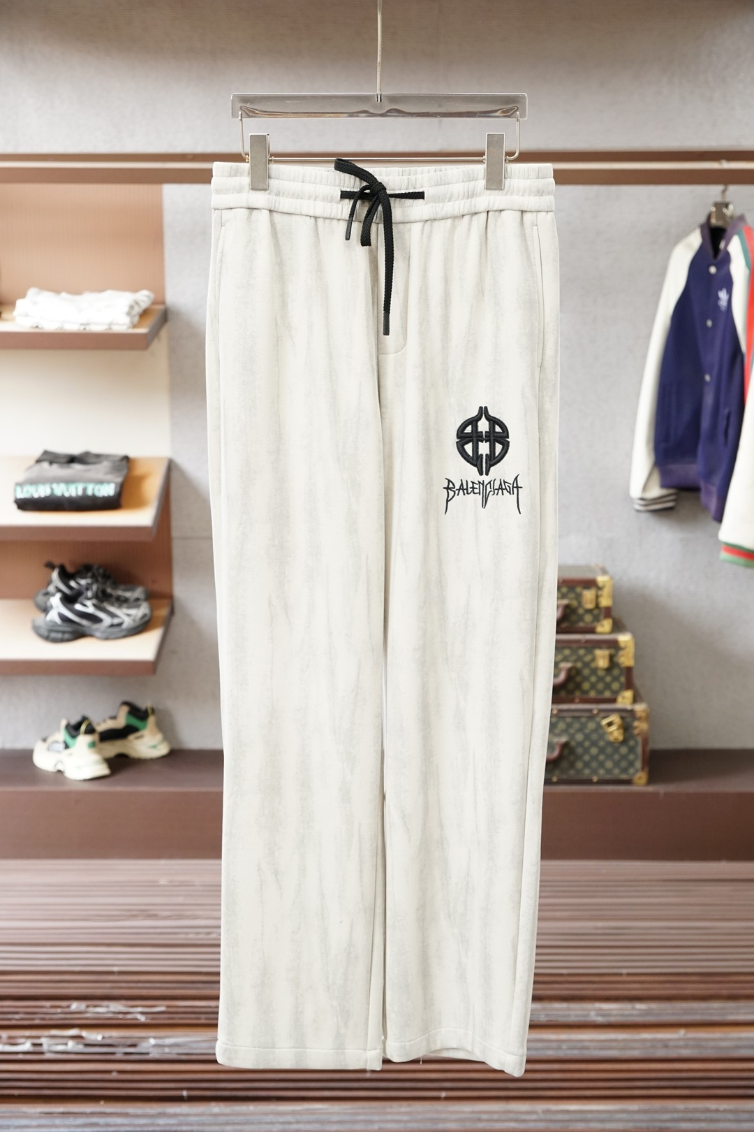 巴黎世家-2025 秋冬男士休闲裤🔥加厚棉面料休闲裤，最新款上身版型无敌正！🥯🥯绝对可以闭眼收的一款此款