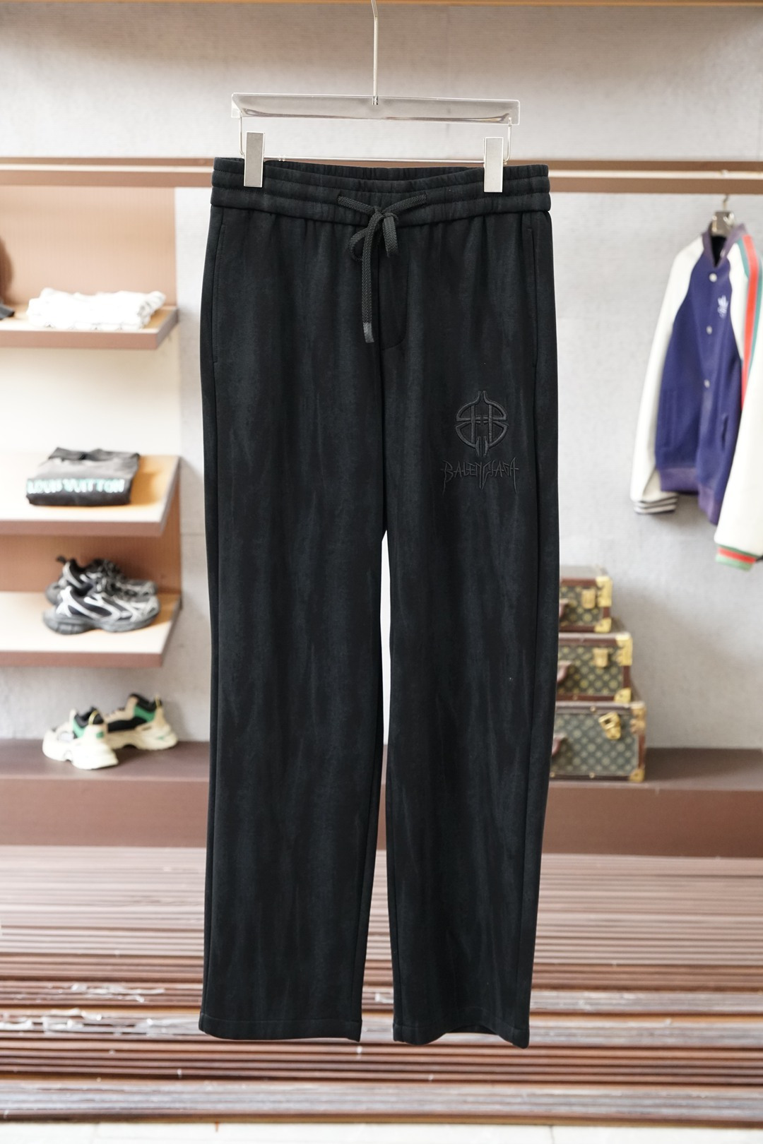 巴黎世家-2025 秋冬男士休闲裤🔥加厚棉面料休闲裤，最新款上身版型无敌正！🥯🥯绝对可以闭眼收的一款此款