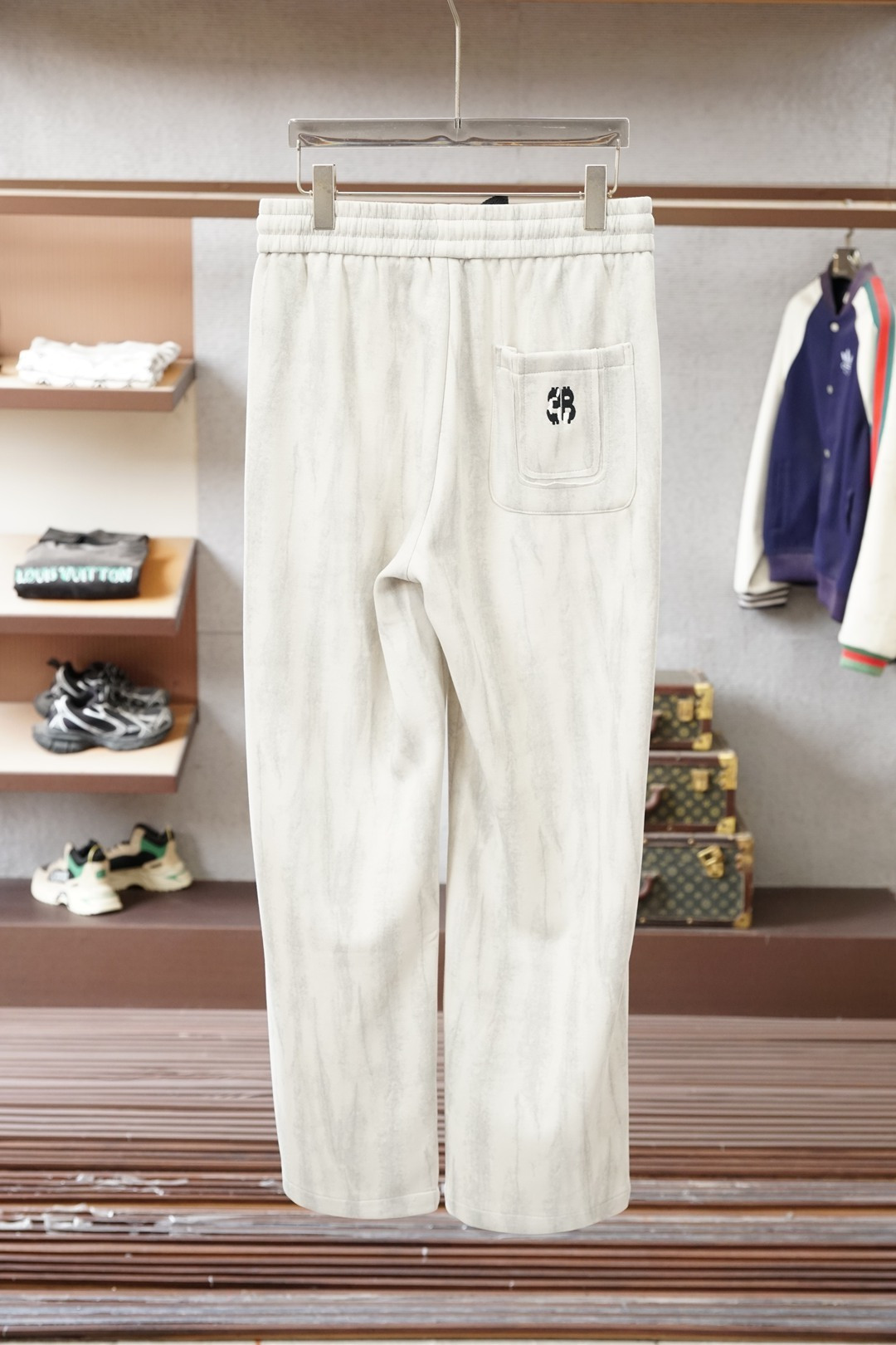 巴黎世家-2025 秋冬男士休闲裤🔥加厚棉面料休闲裤，最新款上身版型无敌正！🥯🥯绝对可以闭眼收的一款此款