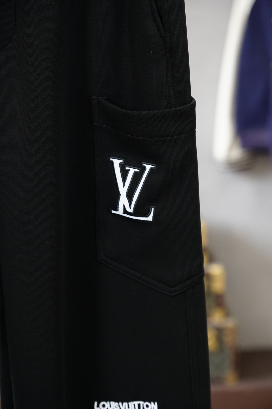 LV 路易威登-2025 秋冬男士休闲裤🔥加厚棉面料休闲裤，最新款上身版型无敌正！🥯🥯绝对可以闭眼收的一