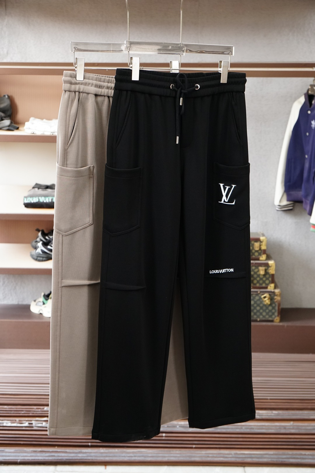 LV 路易威登-2025 秋冬男士休闲裤🔥加厚棉面料休闲裤，最新款上身版型无敌正！🥯🥯绝对可以闭眼收的一