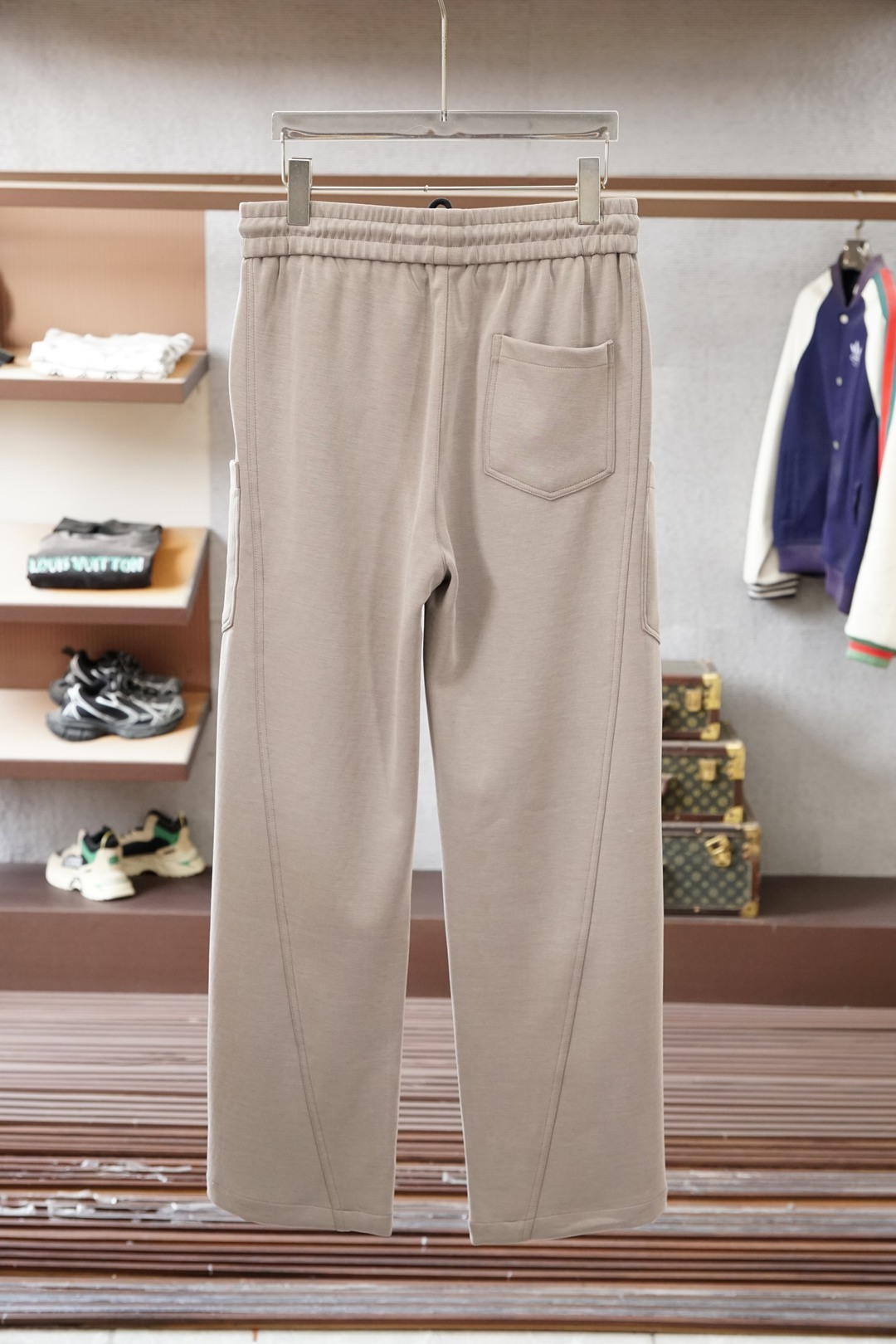 LV 路易威登-2025 秋冬男士休闲裤🔥加厚棉面料休闲裤，最新款上身版型无敌正！🥯🥯绝对可以闭眼收的一