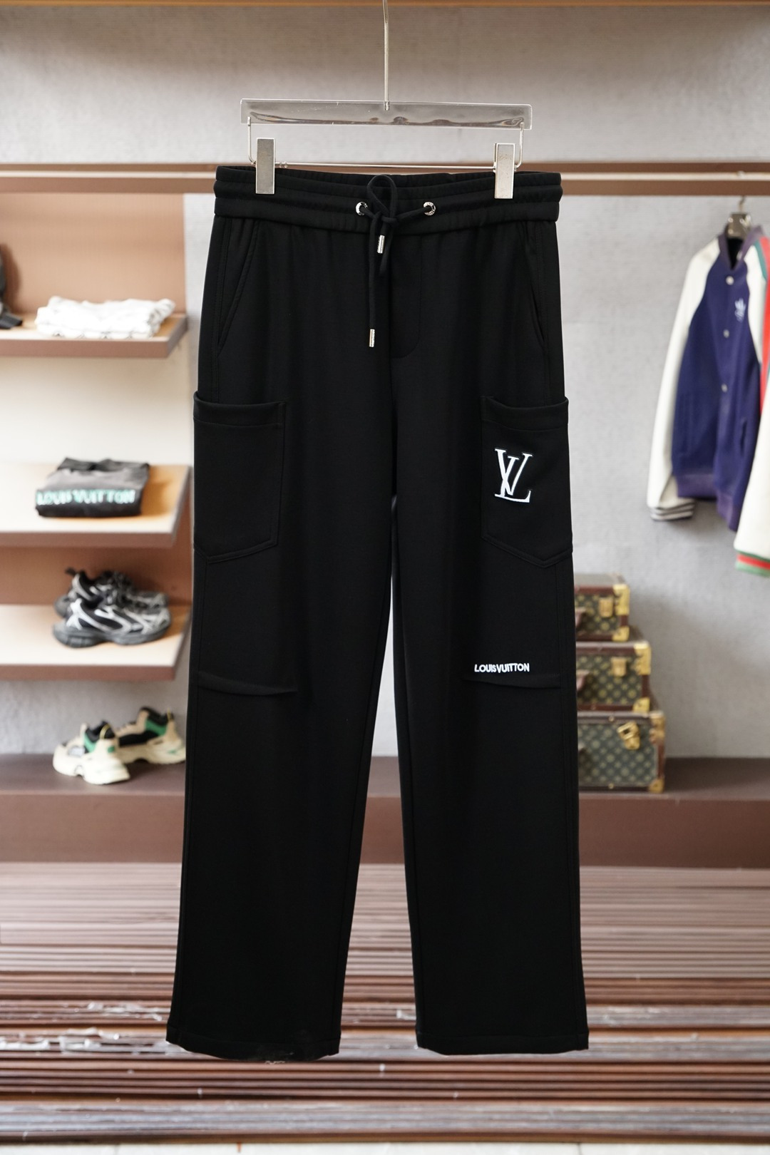 LV 路易威登-2025 秋冬男士休闲裤🔥加厚棉面料休闲裤，最新款上身版型无敌正！🥯🥯绝对可以闭眼收的一