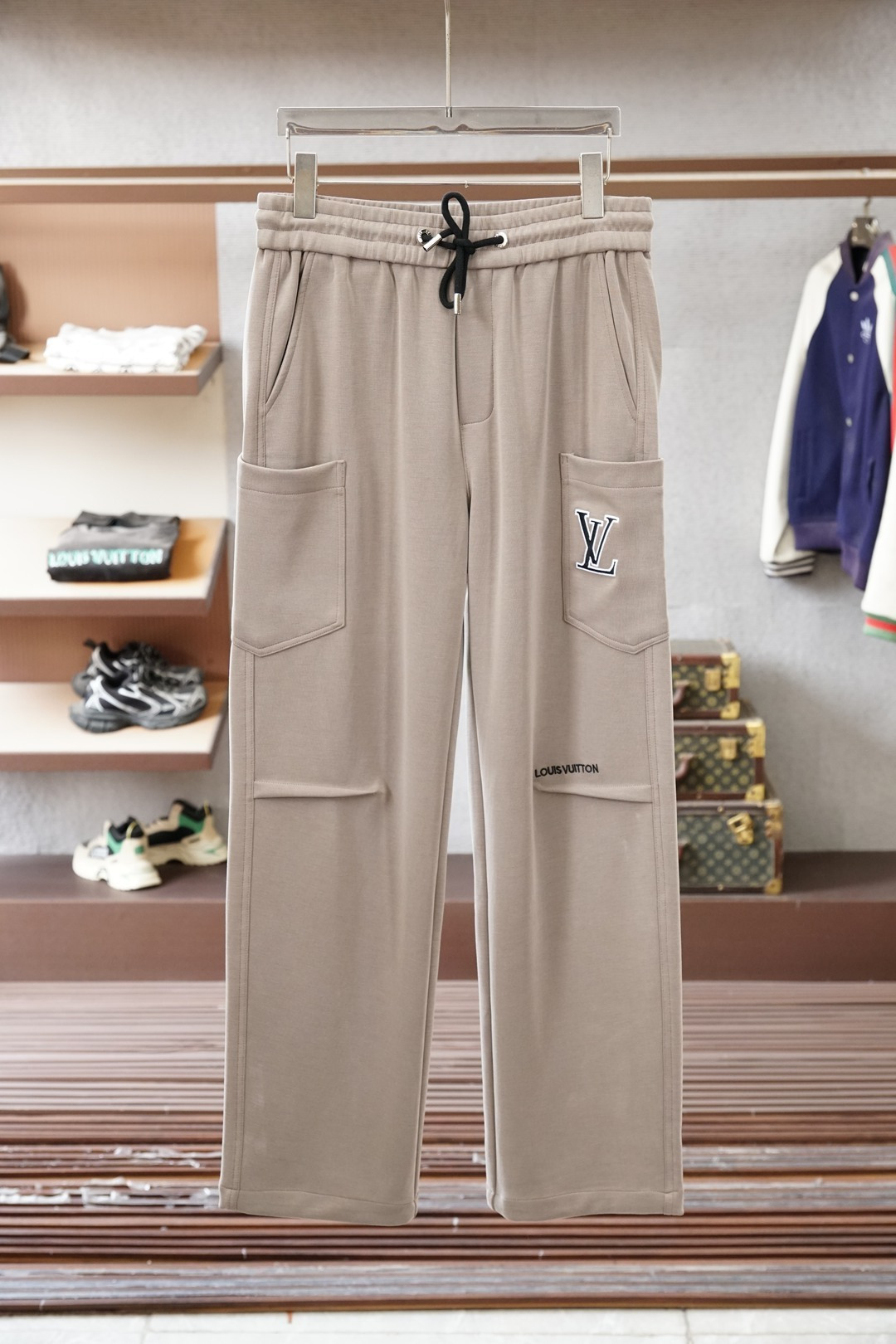 LV 路易威登-2025 秋冬男士休闲裤🔥加厚棉面料休闲裤，最新款上身版型无敌正！🥯🥯绝对可以闭眼收的一