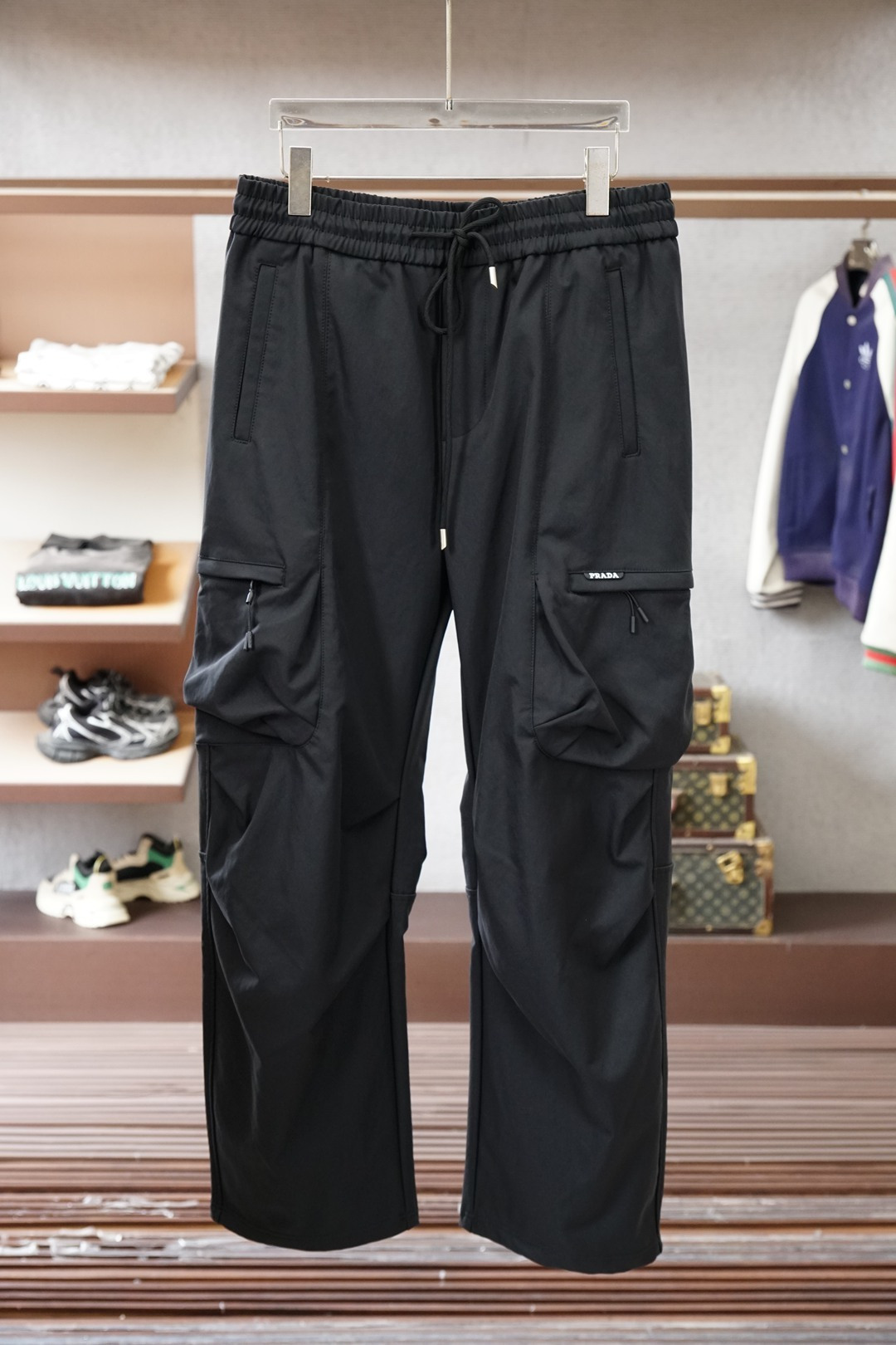 Prada普拉达-2025 秋冬男士休闲裤🔥加厚棉面料休闲裤，最新款上身版型无敌正！🥯🥯绝对可以闭眼收的