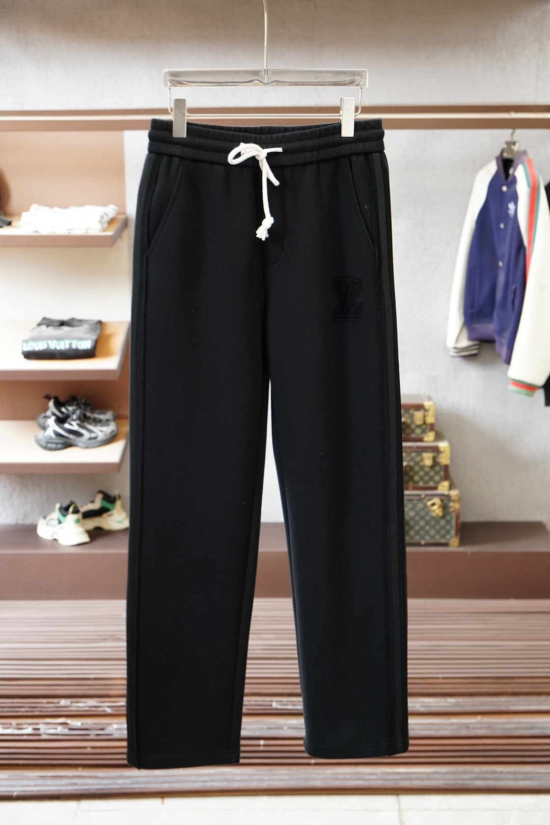 LV 路易威登-2025 秋冬男士休闲裤🔥加厚棉面料休闲裤，最新款上身版型无敌正！🥯🥯绝对可以闭眼收的一