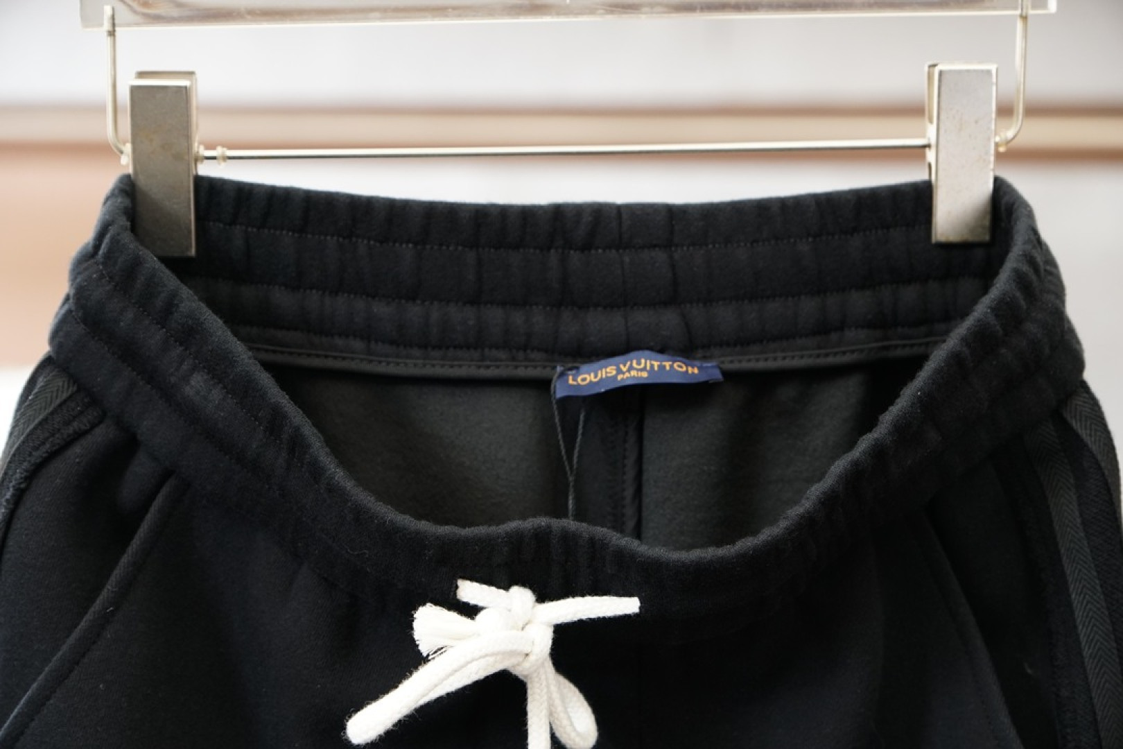 LV 路易威登-2025 秋冬男士休闲裤🔥加厚棉面料休闲裤，最新款上身版型无敌正！🥯🥯绝对可以闭眼收的一