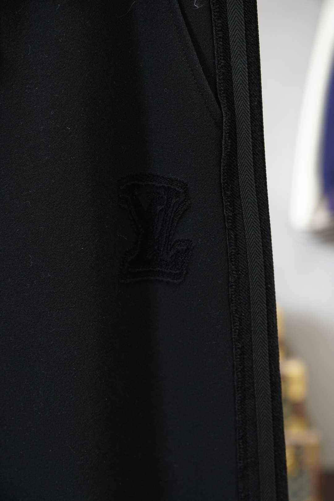 LV 路易威登-2025 秋冬男士休闲裤🔥加厚棉面料休闲裤，最新款上身版型无敌正！🥯🥯绝对可以闭眼收的一