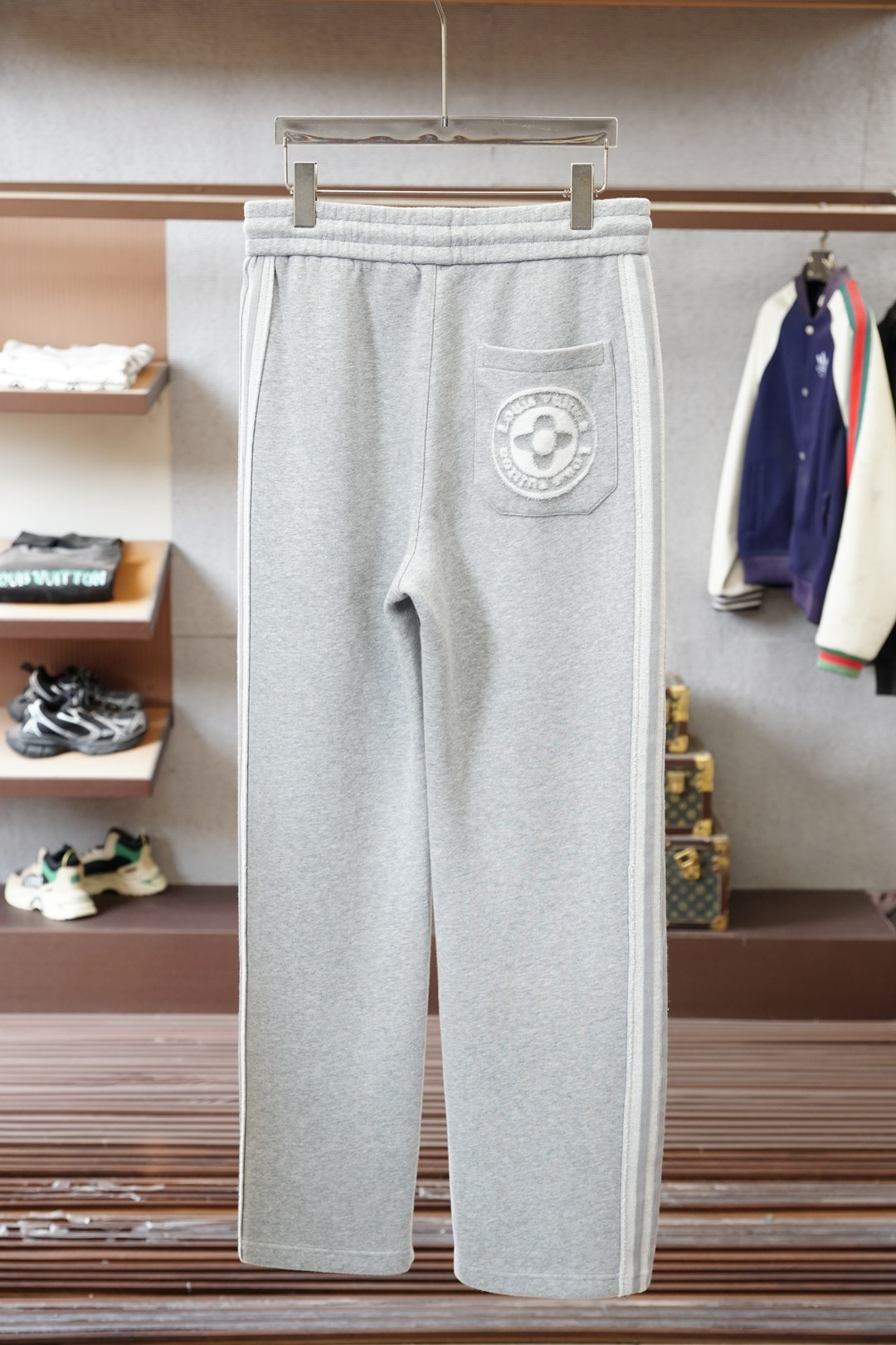 LV 路易威登-2025 秋冬男士休闲裤🔥加厚棉面料休闲裤，最新款上身版型无敌正！🥯🥯绝对可以闭眼收的一