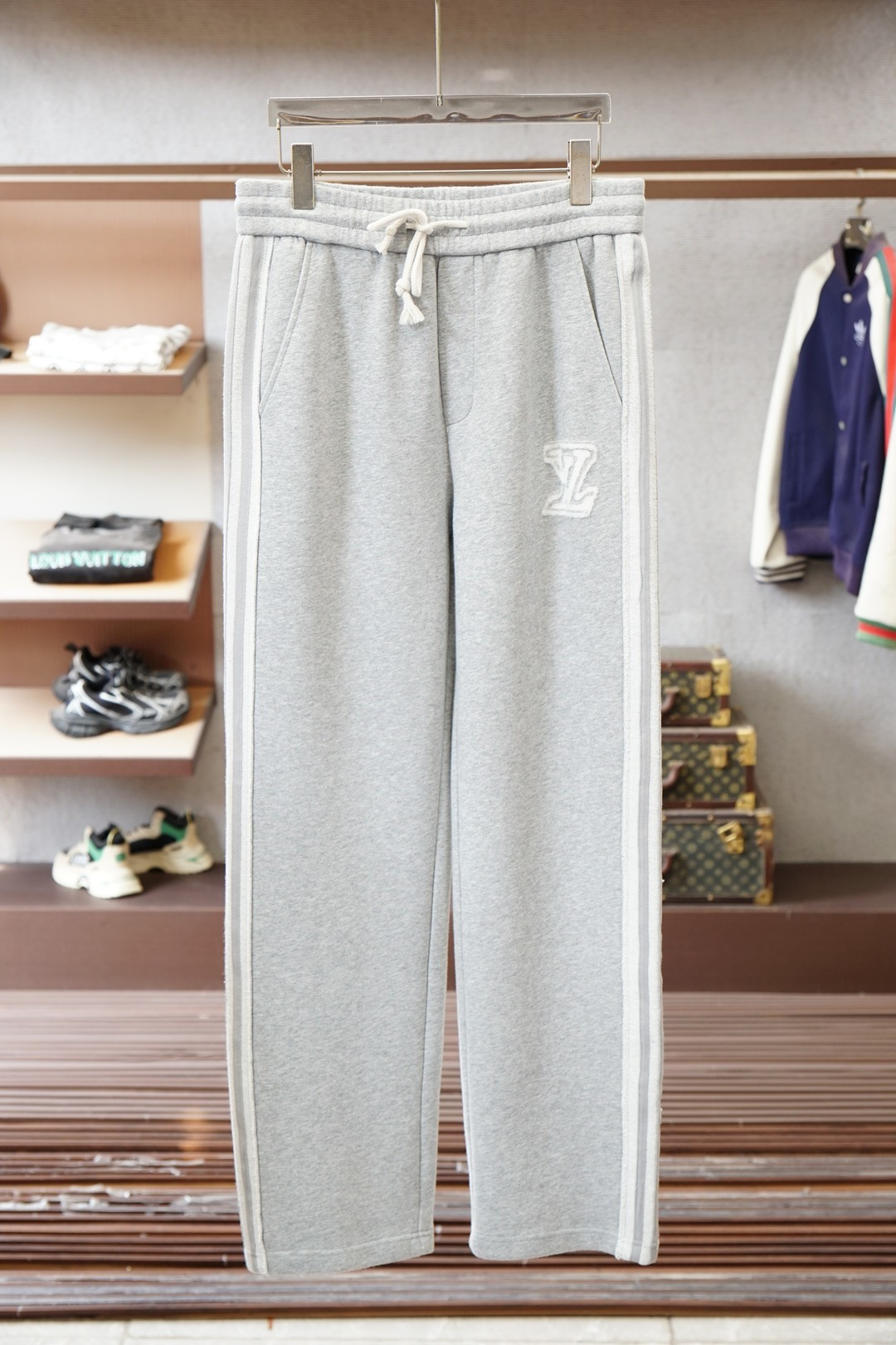 LV 路易威登-2025 秋冬男士休闲裤🔥加厚棉面料休闲裤，最新款上身版型无敌正！🥯🥯绝对可以闭眼收的一