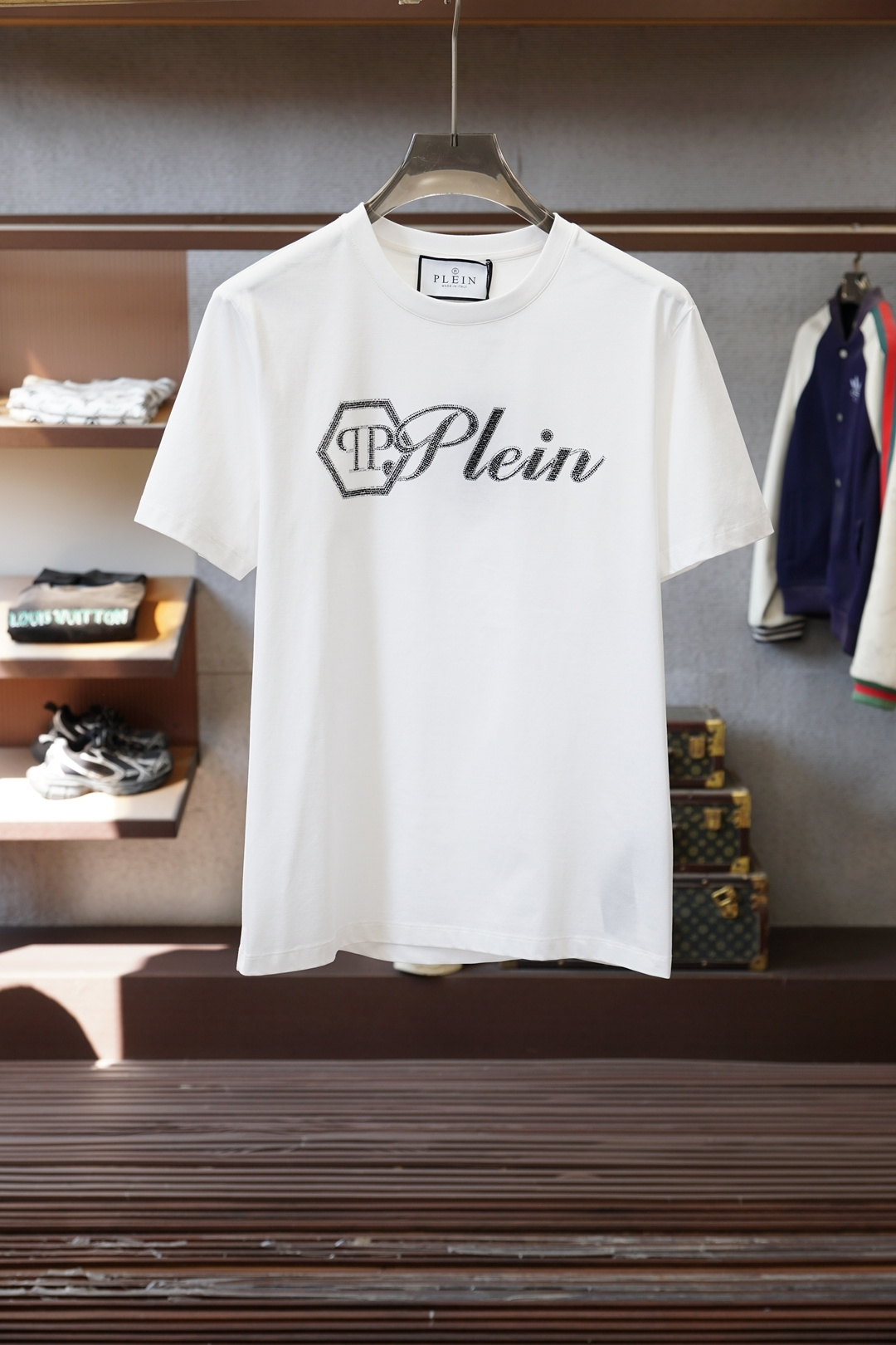 NO:733520,PP-PHILIPP PLEIN SS26 new spring and summer reflective printed logo round neck short-sleeved T-shirt, decorated with the word 'GREATNESS' + brand hexagonal logo on the front, the dark luxury style is very recognizable, made of high-count and high-density 80-count double-strand mercerized cotton, the upper body is comfortable and breathable, soft, delicate and micro-elastic, high-quality fabric; color black, white  Size S～XXXL (black and white can be customized to 4XL, 5XL, and pure cotton fabric can be customized), T-shirt, tees, t-shirt,19860909PP-PHILIPP PLEIN SS26春夏新品反光印花标识圆领短袖T恤,正面饰“GREATNESS”字样+品牌六边形Logo,暗黑奢华风格超有辨识度,采用高支数高密度80支双股丝光棉,上身舒适透气、柔软细腻微弹、高品质面料； 颜色黑色、白色 尺码S～XXXL（黑白可定制4XL、5XL,奕可定制纯棉面料）,,T-shirt,tees，t-shirt,,Men's clothing