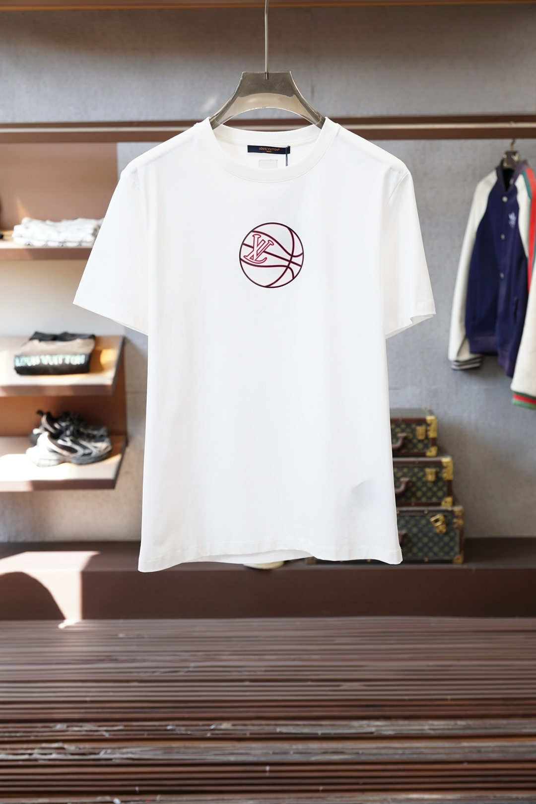 NO:733564,LV-LOUIS VUITT*N.SS26 new spring and summer basketball-themed printed logo short-sleeved T-shirt, with LV and basketball elements printed logo on the front, made of high-count and high-density 80-count double-strand mercerized cotton, the upper body is comfortable and breathable, soft, delicate and micro-elastic, high-quality fabric; color black, white, size S ~ XXXL (black and white can be customized 4XL, 5XL, Yi can customize pure cotton fabric),, louis vuitton, louis  vuitton,T-shirt,tees,t-shirt,19860909LV-LOUIS VUITT*N.SS26春夏新品篮球主题印花标识短袖T恤,正面饰字LV与篮球元素结合印花标识,采用高支数高密度80支双股丝光棉,上身舒适透气、柔软细腻微弹、高品质面料； 颜色黑色、白色 尺码S～XXXL（黑白可定制4XL、5XL,奕可定制纯棉面料）,,louis vuitton,louis vuitton,T-shirt,tees，t-shirt,,Men's clothing