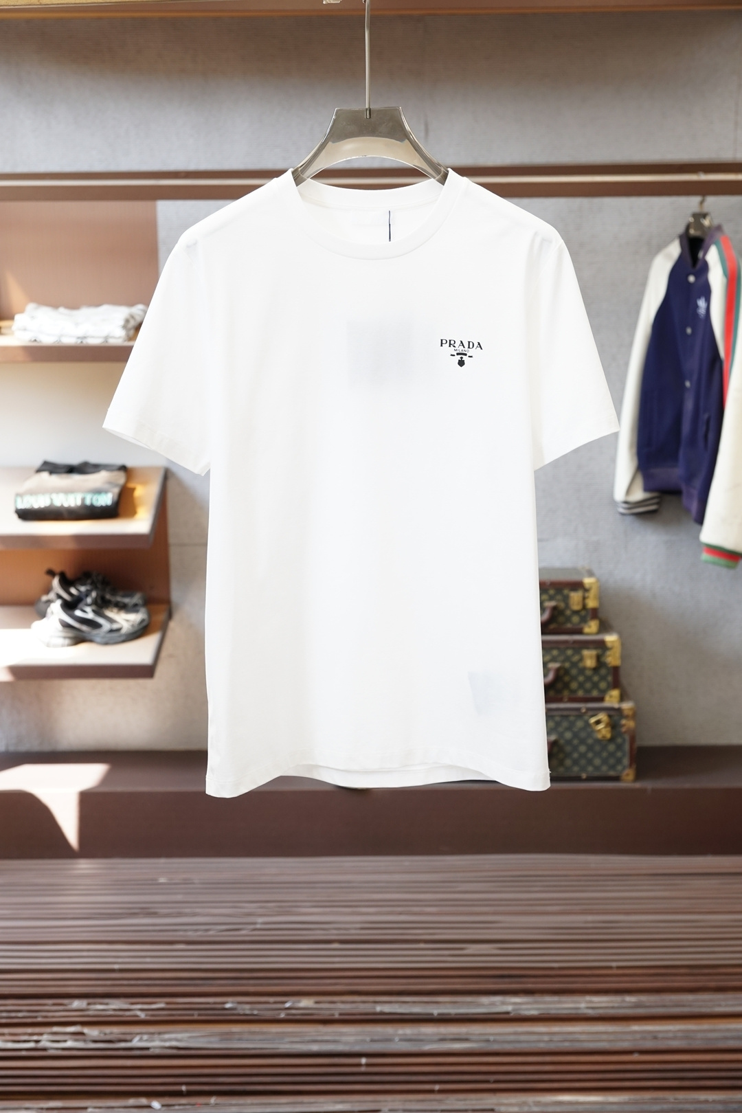 NO:733514,Prada-Prada-SS26 spring and summer leopard print logo short-sleeved T-shirt, the triangle logo brand letters on the front are made of high-count and high-density 80-count double-strand mercerized cotton, the upper body is comfortable and breathable, soft, delicate and micro-elastic, high-quality fabric; color black, white, size S ~19860909Prada-普拉达-SS26春夏豹纹印花标识短袖T恤,正面三角标品牌字母采用高支数高密度80支双股丝光棉,上身舒适透气、柔软细腻微弹、高品质面料； 颜色黑色、白色 尺码S～XXXL（黑白可定制4XL、5XL,奕可定制纯棉面料）蓝色,,prada,prada,T-shirt,tees，t-shirt,,Men's clothing