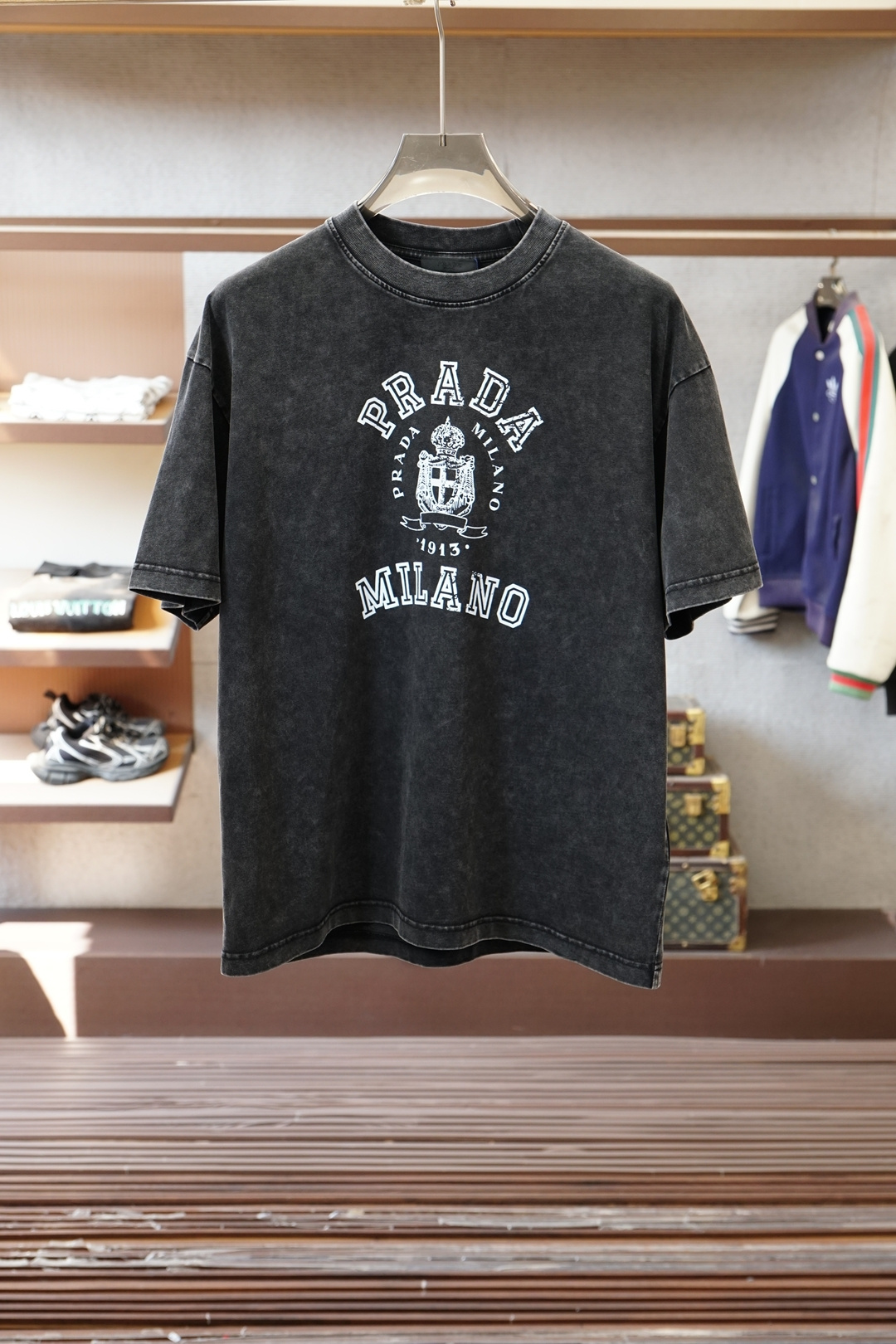 NO:733526,Prada/Prada/SS26 new spring and summer retro distressed printed logo short-sleeved T-shirt, with 'PRADA MILANO 1913' words + badge printed pattern on the front, high brand recognition. The fabric is made of 280g heavy cotton washed and distressed, soft and breathable, comfortable upper body, loose fit; color black, khaki, denim blue, maroon size S～XL,,prada,prada,T-shirt,tees,t-shirt,19860909普拉达/Prada/SS26春夏新款复古做旧印花标识短袖T恤,正面“PRADA MILANO 1913”字样+徽章印花图案,品牌辨识度超高.面料采用280克重棉质水洗做旧工艺,柔软透气,上身舒适、宽松版型； 颜色黑色、卡其、牛仔蓝、枣红 尺码S～XL,,prada,prada,T-shirt,tees，t-shirt,,Men's clothing