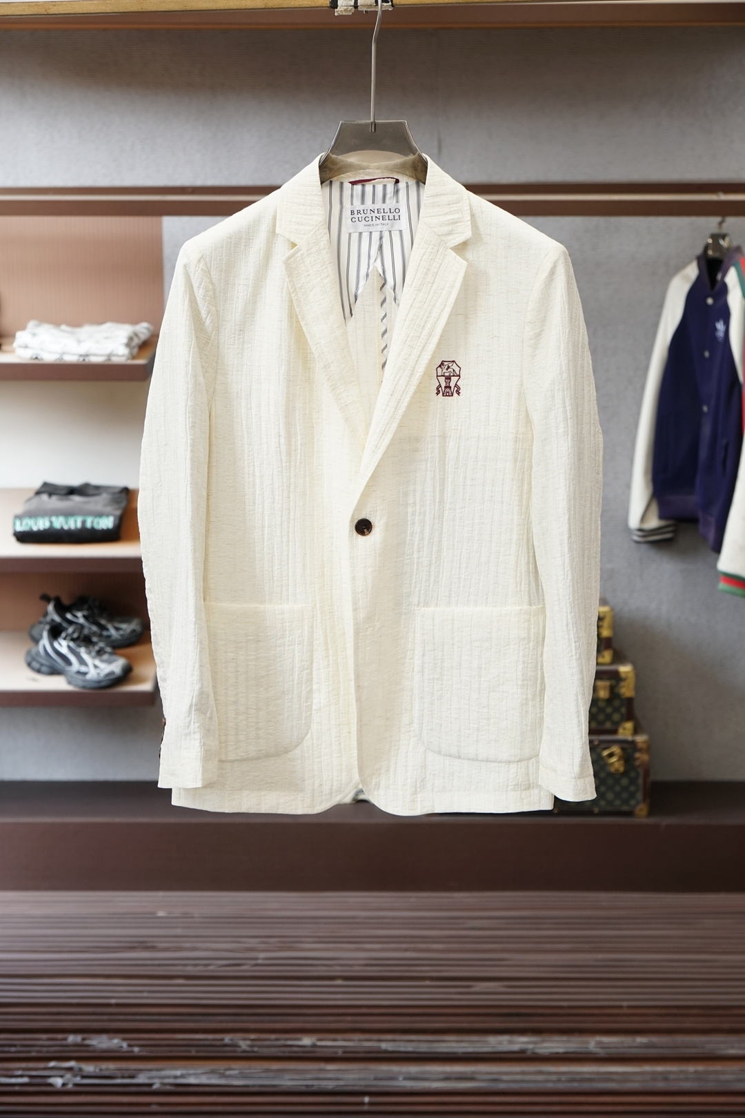 NO:733527,BC/M-3XL, Brunello Cucinelli's men's navy blue vertical stripe casual suit, the brand logo hanger clearly displays the brand's full name 'BRUNELLO CUCINELLI', and the brand's iconic low-key embroidered logo on the left chest, in line with its 'no obvious logo' design concept. 2.  The style design adopts a single-breasted, double-button, flat lapel cut, and a patch pocket design, which weakens the seriousness of formal wear and favors a business casual style. 3. Fabric and Texture The navy blue background is matched with delicate vertical grain texture, and the fabric presents a unique slightly wrinkled texture. It is speculated to be a cotton, linen, wool blend, or the brand's iconic cashmere blend material, which takes into account breathability and high-end touch. 2. Brand core background 1.  Positioning and reputation Founded in Italy in 1978, it is known as the 'King of Cashmere' and 'the true luxury product in the clothing industry'. It is a representative brand of 'Quiet Luxury' and has technology tycoons such as Zuckerberg and Bezos as its fans. 2.  The craftsmanship and materials are purely handmade in Italy, and the raw materials are selected from Inner Mongolia/Mongolia's top cashmere (only the sheep's throat and belly are taken), Egyptian long-staple cotton and other precious materials. Each finished product must go through at least 6 rounds of quality inspections. 3. The brand philosophy adheres to 'humanistic capitalism', focuses on the well-being of craftsmen, rejects celebrity endorsements, builds brand value with ultimate craftsmanship and low-key design, and is priced at the high-end luxury level (the price of such suits is more than 20,000 yuan). 3. Outfit and scene adaptation 1.  The diverse scenes can be used for light business offices and informal talks, or can be paired with jeans and sweaters to create a daily casual look, achieving 'one suit for many wears'. 2. Advantages of fit The brand's iconic 'Spalla Solomeo' shoulder line tailoring takes into account both neatness and comfort, and the vertical texture has the effect of visually elongating the body shape and modifying the proportions.,, brunello cucinelli,jeans,business suit,19860909BC/M-3XL, Brunello Cucinelli（布鲁奈罗·库奇内利） 的男士藏青色竖纹休闲西装,品牌标识衣架处清晰呈现品牌全称“BRUNELLO CUCINELLI”,左胸位置有品牌标志性的低调刺绣徽标,符合其“无明显Logo”的设计理念. 2. 款式设计采用单排双扣、平驳领剪裁,搭配贴袋设计,弱化了正装的严肃感,更偏向商务休闲风格. 3. 面料与纹理藏青色底色搭配细腻竖纹肌理,面料呈现出独特的微皱质感,推测为棉麻、羊毛混纺或品牌标志性的羊绒混纺材质,兼顾透气性与高级触感. 二、品牌核心背景 1. 定位与美誉1978年创立于意大利,被誉为“山羊绒之王” 和“服装界真正的奢侈品”,是“静奢风（Quiet Luxury）”的代表性品牌,扎克伯格、贝索斯等科技大佬均为其拥趸. 2. 工艺与用料坚持意大利纯手工制作,原料选用内蒙古/蒙古国顶级山羊绒（仅取羊喉、羊腹部位）、埃及长绒棉等珍贵材质,每件成品前需经过至少6轮品质检查. 3. 品牌哲学秉持“人文资本主义”,注重工匠福祉,拒绝明星代言,以极致工艺和低调设计构建品牌价值,定价处于高端奢侈品级别（此类西装单品价格多在2万元以上）. 三、穿搭与场景适配 1. 场景多元可兼顾轻商务办公、非正式会谈,也可搭配牛仔裤、针织衫打造日常休闲造型,实现“一衣多穿”. 2. 版型优势品牌标志性的“Spalla Solomeo”肩线剪裁,兼顾利落感与舒适度,竖纹肌理更具视觉拉长身形、修饰比例的效果.,,brunello cucinelli,jeans,business suit,,Men's clothing