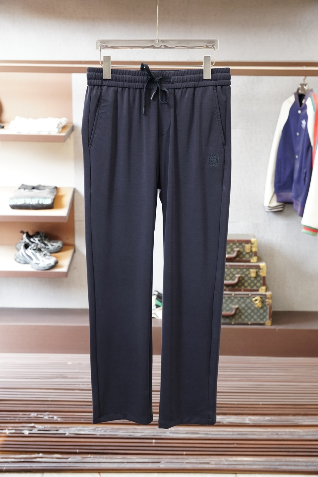 NO:733499,Loewe - Loewe/2026 Early Spring Thick 320g Pure Cotton Casual Pants - Especially trousers from this brand, it is really extremely rare. This style is the latest model on the counter this year. The performance and specifications are online at the same time, making your matching more outstanding and diversified.  This is also the latest street style this year. It is not only an exclusive interpretation, but also major brands have launched this style one after another. It has the luxury similar to fiber pants and takes into account the comfort performance of casual pants. It has a functional style effect, showing more class and fashion performance. Secondly, the pants are embellished with classic brand elements. This element is definitely a classic among classics. It not only adds to the attraction, but also gives people a bright feeling.  Coupled with the slim fit and three-dimensional cutting design, the upper body is very slim and stylish, and the matching performance is super outstanding. It easily depicts the style and gives people a cool and handsome visual effect. Color: black, blue. Size: M L XL 2XL 3XL,, loewe, loewe,19860909罗意威- Loewe/2026早春厚款320克纯棉休闲裤-尤其是这种品牌的裤装单品,真的是极其的罕见,此款更是本年度的柜台最新款,性能与规格同步在线的高颜值产物,让你的搭配更加的出彩,更具备多元化 这也是今年最新的街头风尚,不仅独家在演绎,各大品牌都是相继推出了这种款式它带着类似于纤维裤的奢华兼顾了休闲裤的舒适性能,带着机能风的效果,更显档次与时尚性能感 其次则是裤身经典的品牌元素点缀,这个元素绝对是经典中的经典,增加看点的同时,更是给人一种眼前一亮的感觉 加上修身有度的版型立体裁剪设计,上身十分的显瘦有型,搭配性能超级的出色出彩,轻松的刻画风格段位,给人一种酷帅十足的视觉效果 颜色黑色,蓝色 码数M L XL 2XL 3XL,,loewe,loewe,,Men's clothing