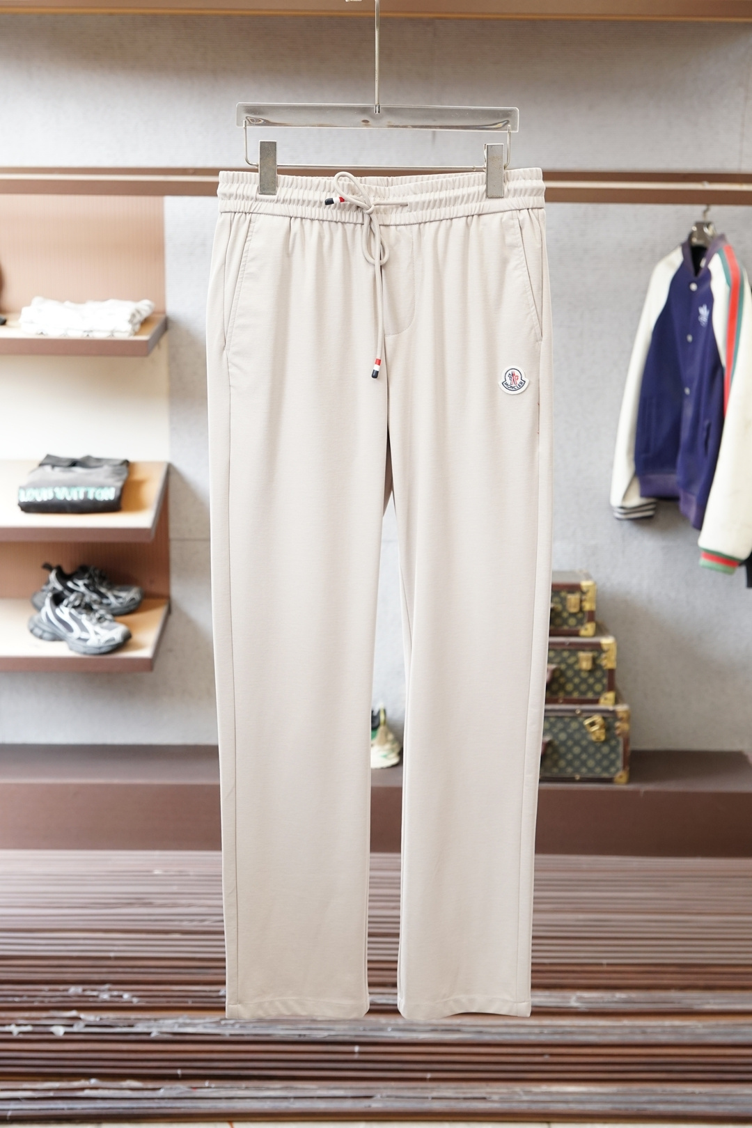 NO:733513,Mengkou - 2026 Early Spring Thick 320g Pure Cotton Casual Pants - Especially trousers of this brand are really extremely rare. This style is the latest model on the counter this year. The performance and specifications are online at the same time, making your matching more outstanding and diversified.  This is also the latest street style this year. It is not only an exclusive interpretation, but also major brands have launched this style one after another. It has the luxury similar to fiber pants and takes into account the comfort performance of casual pants. It has a functional style effect, showing more class and fashion performance. Secondly, the pants are embellished with classic brand elements. This element is definitely a classic among classics. It not only adds to the attraction, but also gives people a bright feeling.  Coupled with the slim fit and three-dimensional cutting design, the upper body is very slim and stylish, and the matching performance is super outstanding. It easily depicts the style and gives people a cool and handsome visual effect. Color: black, beige. Size: M L XL 2XL 3XL, Moncler,19860909蒙口-2026早春厚款320克纯棉休闲裤-尤其是这种品牌的裤装单品,真的是极其的罕见,此款更是本年度的柜台最新款,性能与规格同步在线的高颜值产物,让你的搭配更加的出彩,更具备多元化 这也是今年最新的街头风尚,不仅独家在演绎,各大品牌都是相继推出了这种款式它带着类似于纤维裤的奢华兼顾了休闲裤的舒适性能,带着机能风的效果,更显档次与时尚性能感 其次则是裤身经典的品牌元素点缀,这个元素绝对是经典中的经典,增加看点的同时,更是给人一种眼前一亮的感觉 加上修身有度的版型立体裁剪设计,上身十分的显瘦有型,搭配性能超级的出色出彩,轻松的刻画风格段位,给人一种酷帅十足的视觉效果 颜色黑色,米色 码数M L XL 2XL 3XL,,Moncler,,Men's clothing