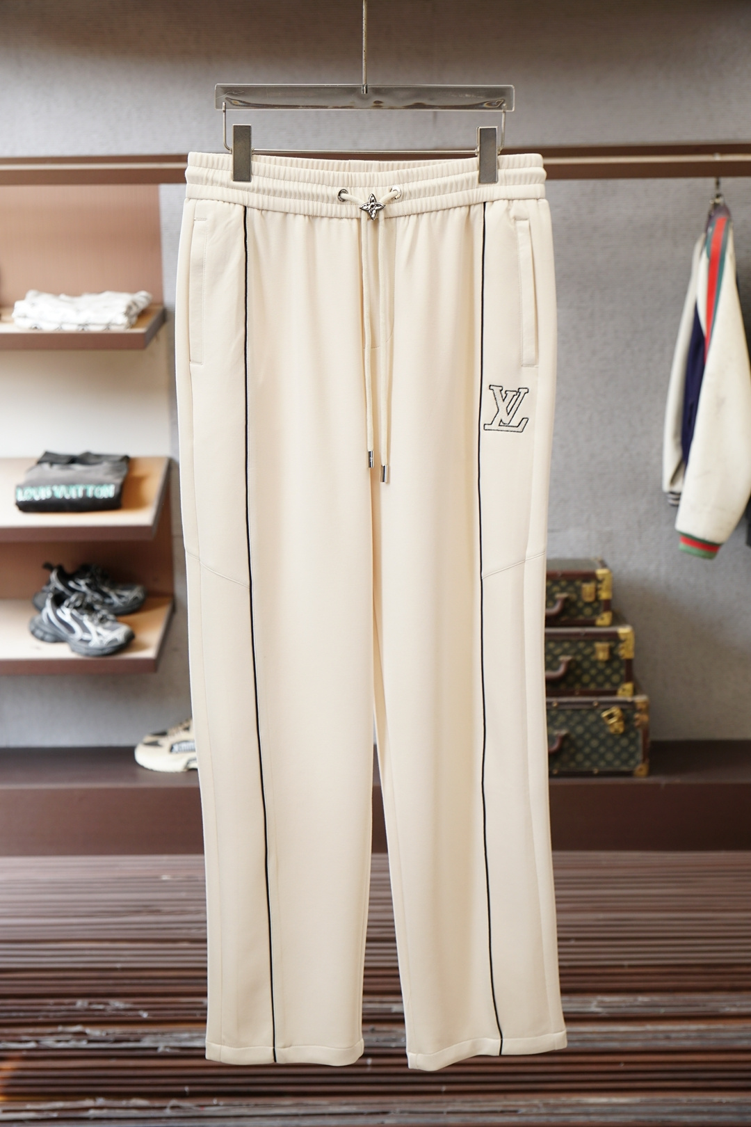 NO:733515,Dior, Dior-2026 spring and summer hot model Prada's 'magic pants' weld the sense of relaxation to the body!  Who knows?  Black sweatpants can also be worn to create a high-end luxury atmosphere. The three-dimensional tailoring is perfect for concealing the body, the leg-binding version is not draggy, and the waistband is embroidered with letter logo + neat lines. It is elegant for daily street or commuting wear. It is worthy of being the 'all-match trousers' in the luxury fashion world. M-3XL. Black rice, blue,, dior, dior, prada,19860909Dior,迪奥-2026春夏爆款Prada这条“神裤”,把松弛感焊在身上！ 谁懂啊！黑色卫裤也能穿出高奢氛围感 立体剪裁藏肉一绝,束脚版型不拖沓, 腰头加刺绣字母logo+利落线条, 日常出街/通勤叠穿都显贵, 不愧是奢潮界的“百搭神裤 M-3XL.黑米,蓝,,dior,dior,prada,,Men's clothing