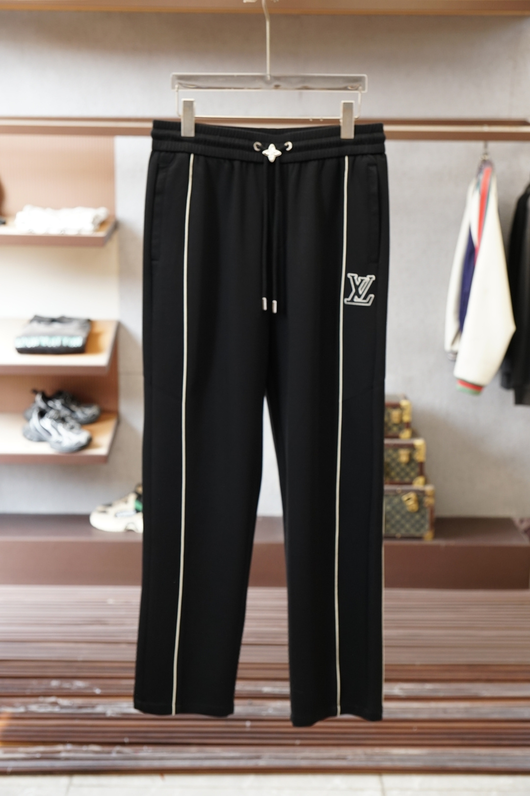 NO:733565,Dior, Dior-2026 spring and summer hot model Prada's 'magic pants' weld the sense of relaxation to the body!  Who knows?  Black sweatpants can also be worn to create a high-end luxury atmosphere. The three-dimensional tailoring is perfect for concealing the body, and the leg-binding version is not procrastinating. The splicing lines on both sides and the embroidered letter logo + neat lines make it elegant for everyday street wear or commuting. It is worthy of being the 'all-match trousers' in the luxury fashion world. M-3XL. Black rice, blue,, dior, dior, prada,19860909Dior,迪奥-2026春夏爆款Prada这条“神裤”,把松弛感焊在身上！ 谁懂啊！黑色卫裤也能穿出高奢氛围感 立体剪裁藏肉一绝,束脚版型不拖沓, 两侧拼接线条加刺绣字母logo+利落线条, 日常出街/通勤叠穿都显贵, 不愧是奢潮界的“百搭神裤 M-3XL.黑米,蓝,,dior,dior,prada,,Men's clothing