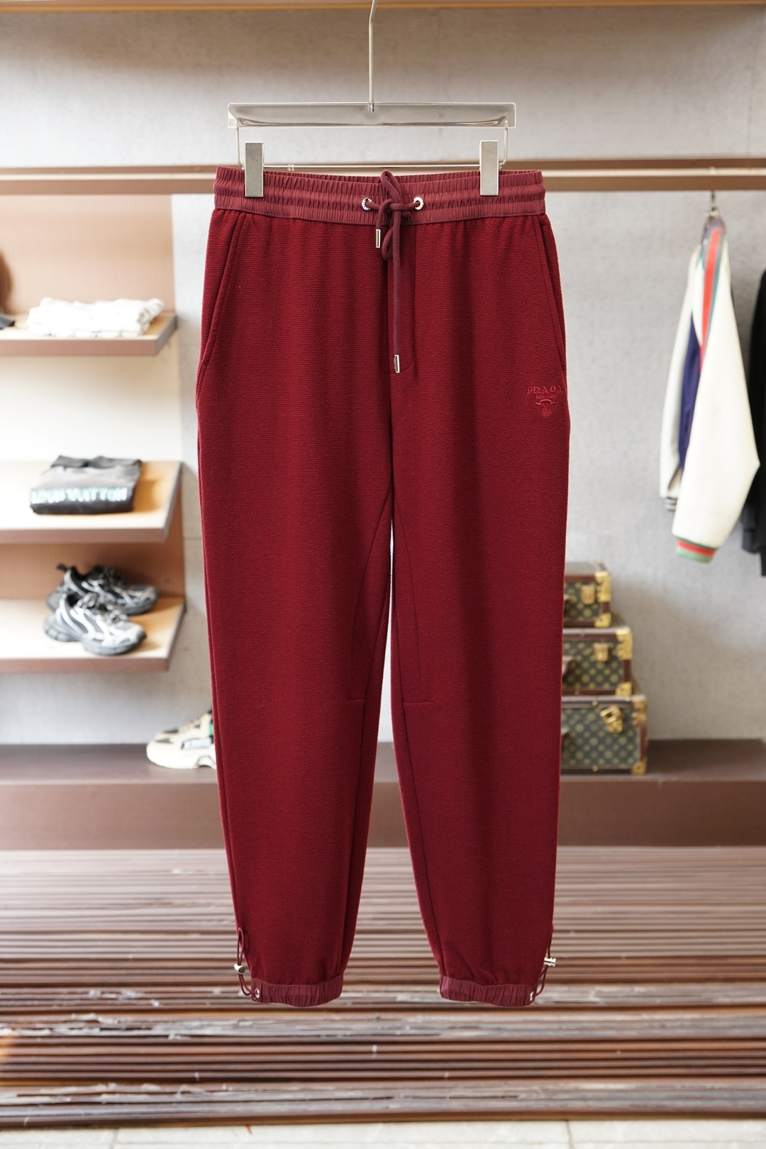 NO:733544,Prada, the hot-selling spring and summer 2026 Prada 'magic pants' weld the sense of relaxation to the body!  Who knows?  Black sweatpants can also be worn to create a high-end luxury atmosphere. The three-dimensional tailoring is perfect for concealing the body, the leg-binding version is not draggy, the low-key dark pattern logo + clean lines, it is elegant for daily street or commuting layering, and it is worthy of being the 'all-match trousers' in the luxury fashion world. M-3XL. Black rice, red,, prada, prada,19860909普拉达,2026春夏爆款Prada这条“神裤”,把松弛感焊在身上！ 谁懂啊！黑色卫裤也能穿出高奢氛围感 立体剪裁藏肉一绝,束脚版型不拖沓, 低调的暗纹logo+利落线条, 日常出街/通勤叠穿都显贵, 不愧是奢潮界的“百搭神裤 M-3XL.黑米,红,,prada,prada,,Men's clothing