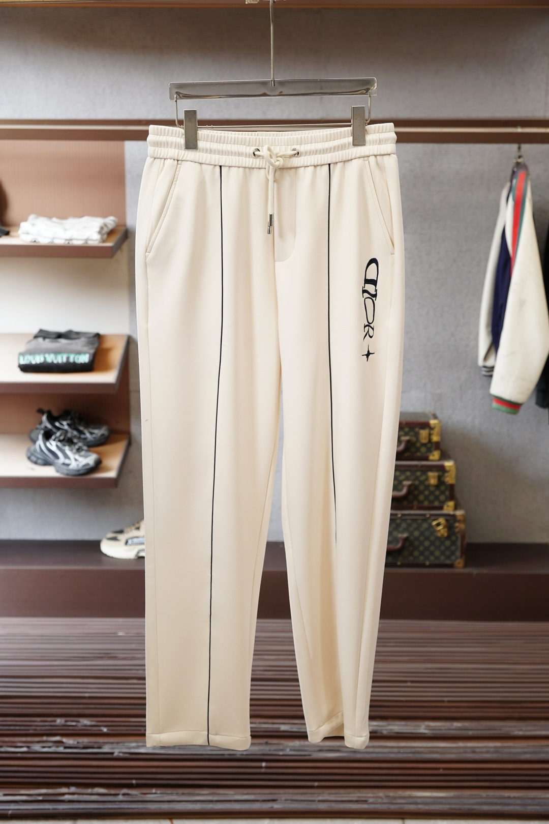 NO:733560,Dior, Dior-2026 spring and summer hot model Prada's 'magic pants' weld the sense of relaxation to the body!  Who knows?  Black sweatpants can also be worn to create a high-luxury atmosphere. The three-dimensional tailoring is perfect for concealing the body, the leg-binding version is not procrastinating, the low-key dark pattern logo + clean lines, it is elegant for daily street wear or commuting. It is worthy of being the 'all-match trousers' in the luxury fashion world. M-3XL. Black rice, blue,, dior, dior, prada,19860909Dior,迪奥-2026春夏爆款Prada这条“神裤”,把松弛感焊在身上！ 谁懂啊！黑色卫裤也能穿出高奢氛围感 立体剪裁藏肉一绝,束脚版型不拖沓, 低调的暗纹logo+利落线条, 日常出街/通勤叠穿都显贵, 不愧是奢潮界的“百搭神裤 M-3XL.黑米,蓝,,dior,dior,prada,,Men's clothing