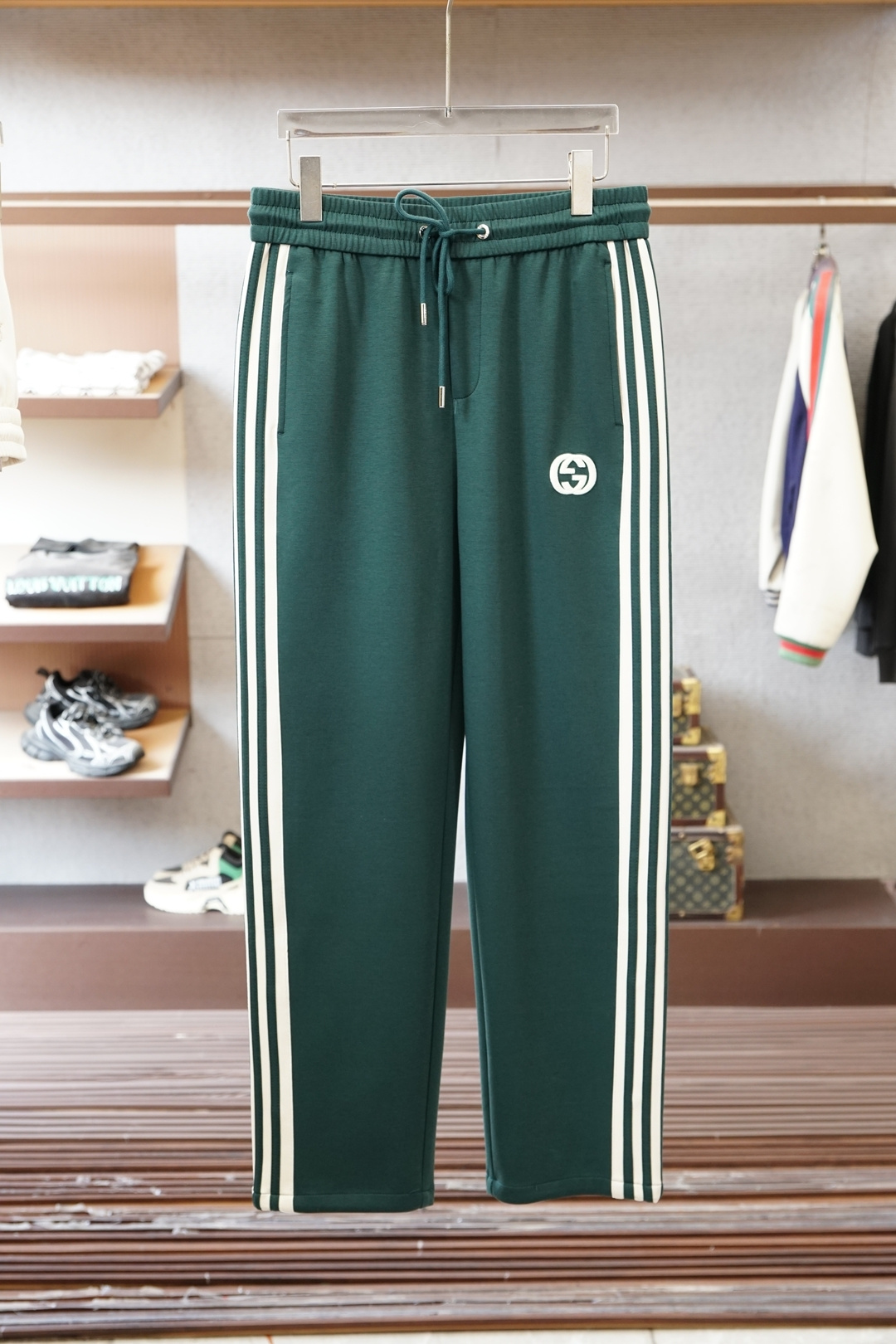 NO:733555,Gucci Gucci/2026 spring and summer hot style Prada's 'magic pants' weld the sense of relaxation to the body!  Who knows?  Black sweatpants can also be worn to create a high-end luxury atmosphere. The three-dimensional tailoring is perfect for concealing the body, the leg-binding version is not procrastinating, the low-key dark pattern logo + neat lines, it is elegant for daily street or commuting layering, and it is worthy of being the 'all-match trousers' in the luxury fashion world. M-3XL. Black rice,,,gucci,prada,19860909Gucci古奇/2026春夏爆款Prada这条“神裤”,把松弛感焊在身上！ 谁懂啊！黑色卫裤也能穿出高奢氛围感 立体剪裁藏肉一绝,束脚版型不拖沓, 低调的暗纹logo+利落线条, 日常出街/通勤叠穿都显贵, 不愧是奢潮界的“百搭神裤 M-3XL.黑米,,,gucci,prada,,Men's clothing