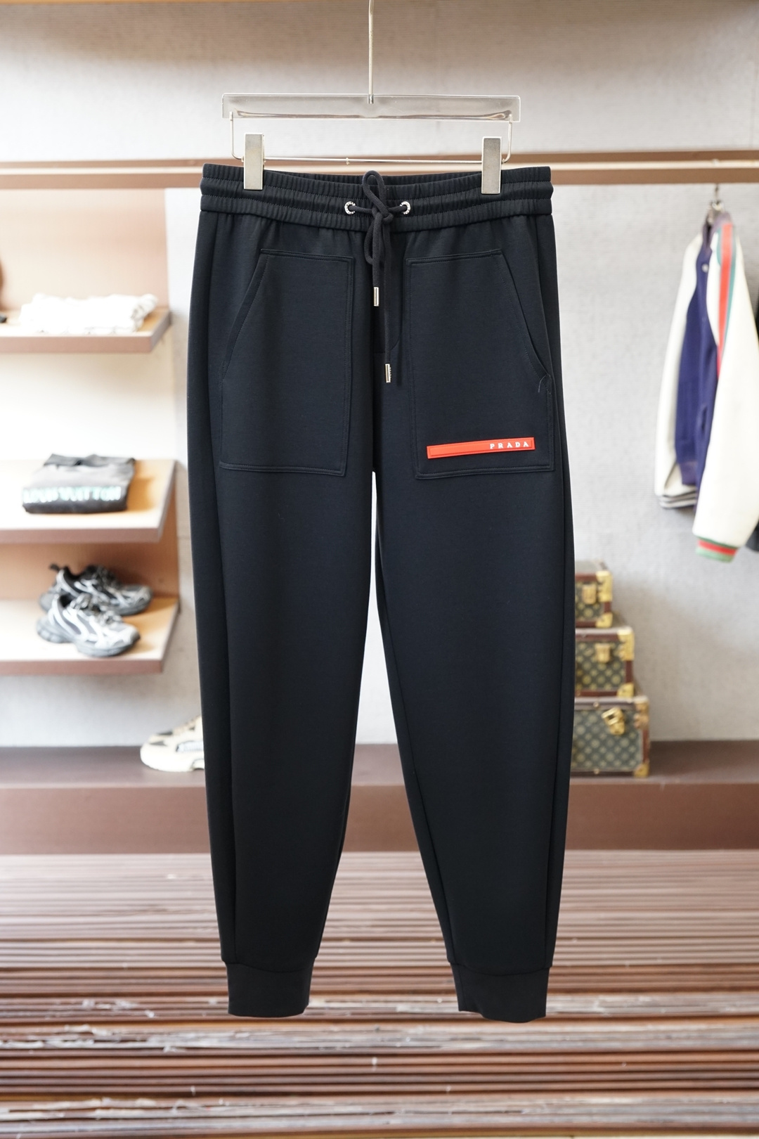 NO:733550,Prada, the hot-selling spring and summer 2026 Prada 'magic pants' weld the sense of relaxation to the body!  Who knows?  Black sweatpants can also be worn to create a high-luxury atmosphere. The three-dimensional tailoring is perfect for hiding the flesh, the leg-binding version is not draggy, the low-key dark pattern logo + clean lines, it is elegant for daily street or commuting layering, and it is worthy of being the 'all-match trousers' in the luxury fashion world. M-3XL. Black,, prada, prada,19860909普拉达,2026春夏爆款Prada这条“神裤”,把松弛感焊在身上！ 谁懂啊！黑色卫裤也能穿出高奢氛围感 立体剪裁藏肉一绝,束脚版型不拖沓, 低调的暗纹logo+利落线条, 日常出街/通勤叠穿都显贵, 不愧是奢潮界的“百搭神裤 M-3XL.黑,,prada,prada,,Men's clothing