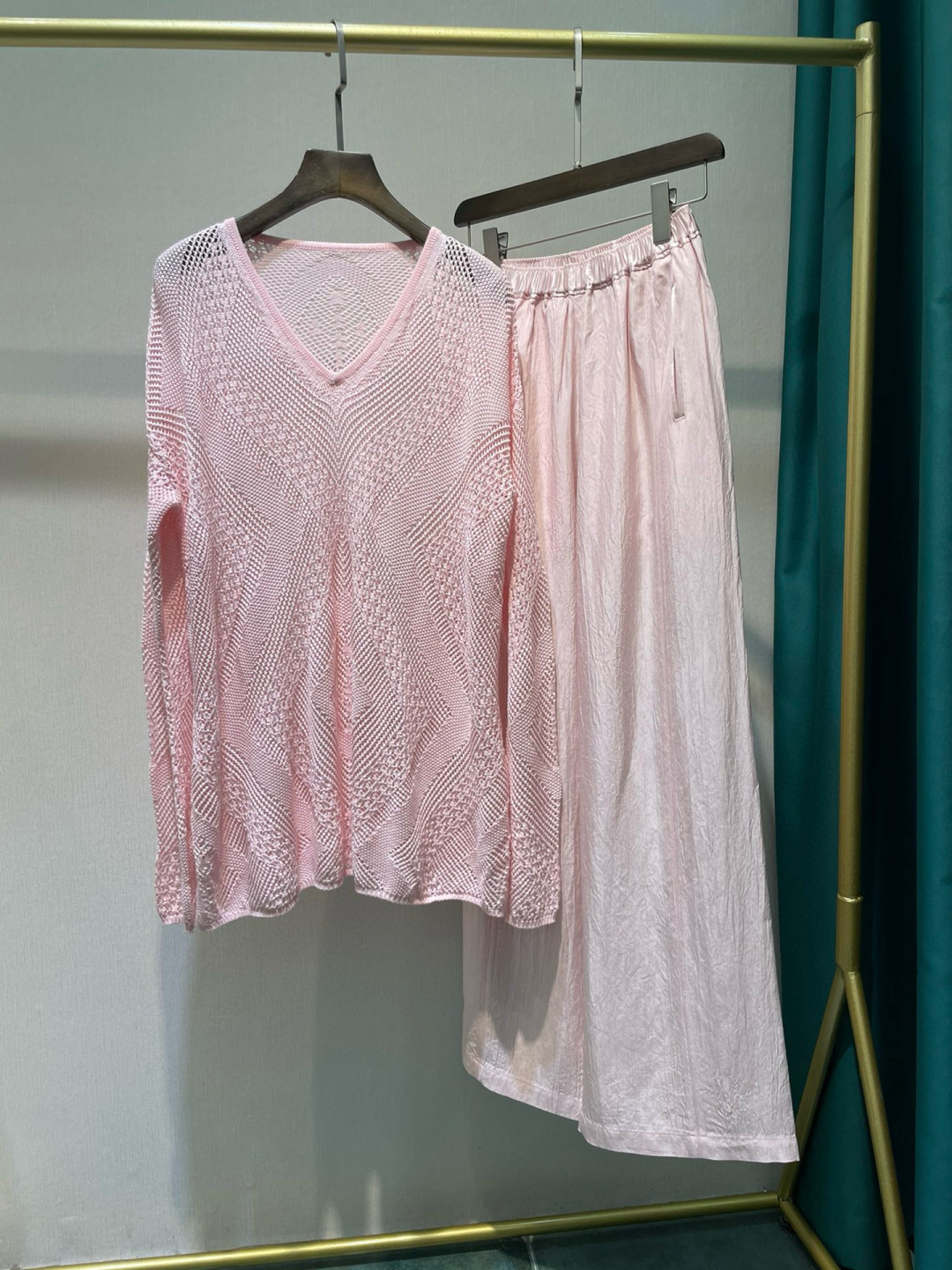 High-Quality Women’s Suit Set with Cece-Sharp Blouse and Crumbling Long-Sleeved Knit Pants - 图片 7