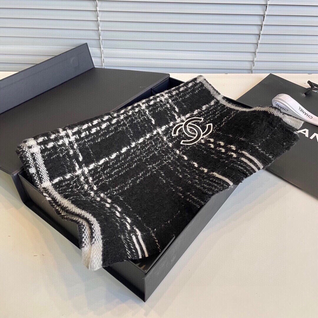 香奈儿新款格纹围巾披肩，银线拼接时尚奢华品质上乘✨送人自用绝对高大上♨独家实物拍摄❗️所见所得，颜色超正