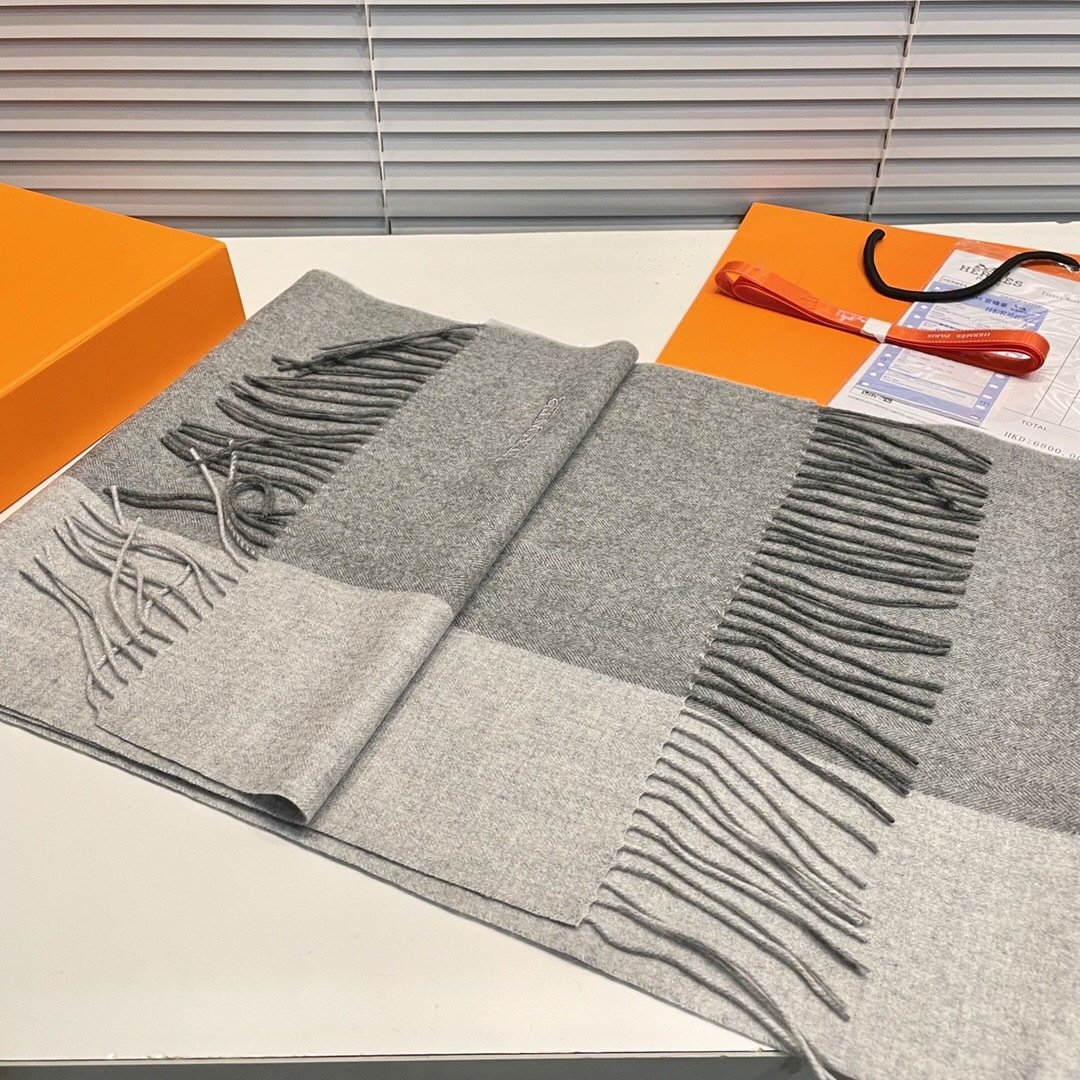 爱马仕❗👫同款围巾且买且珍惜羊绒款😍~都是出口订单所以比较难遇❤东西讲究少而精😍好看的一定要收😎这款H家