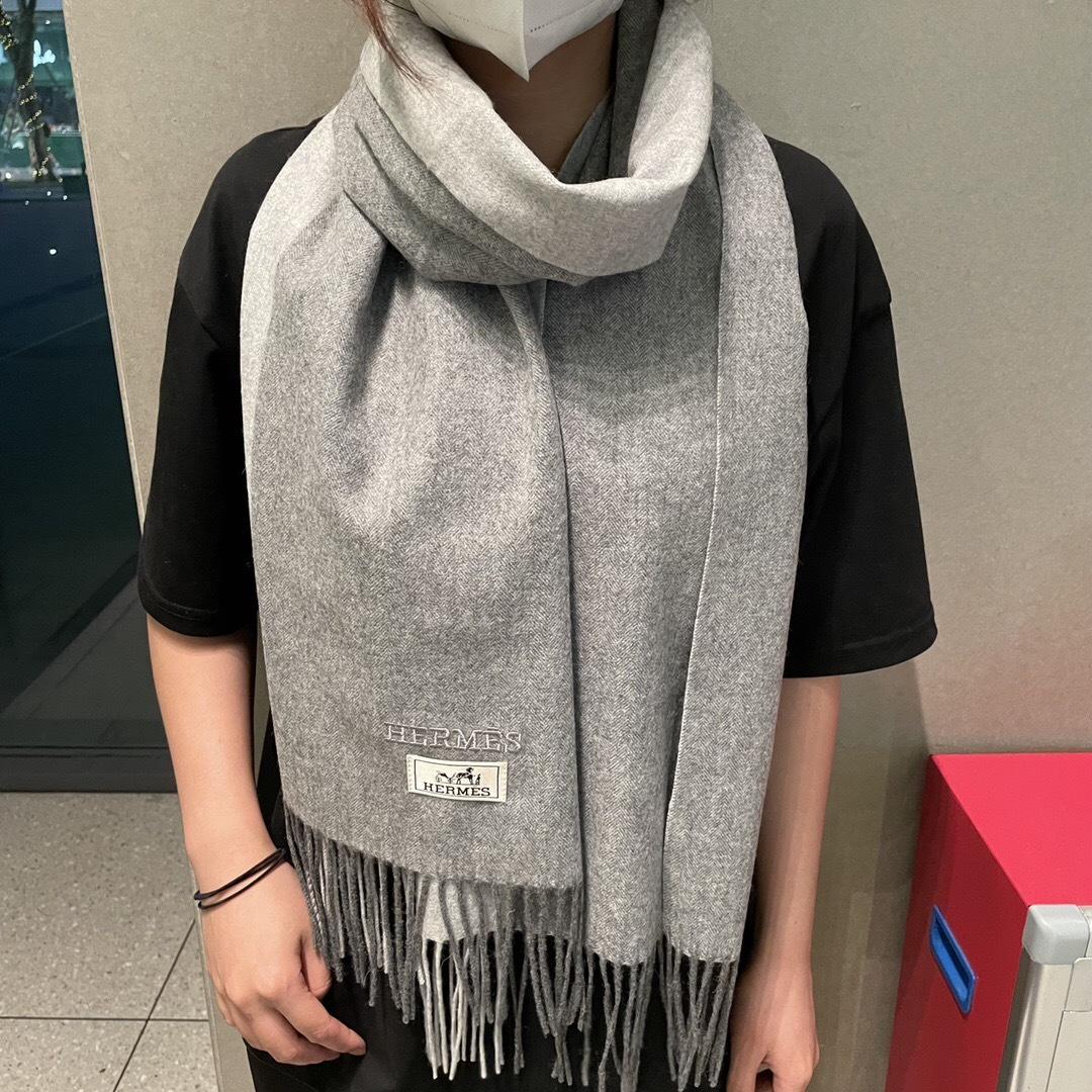 爱马仕❗👫同款围巾且买且珍惜羊绒款😍~都是出口订单所以比较难遇❤东西讲究少而精😍好看的一定要收😎这款H家