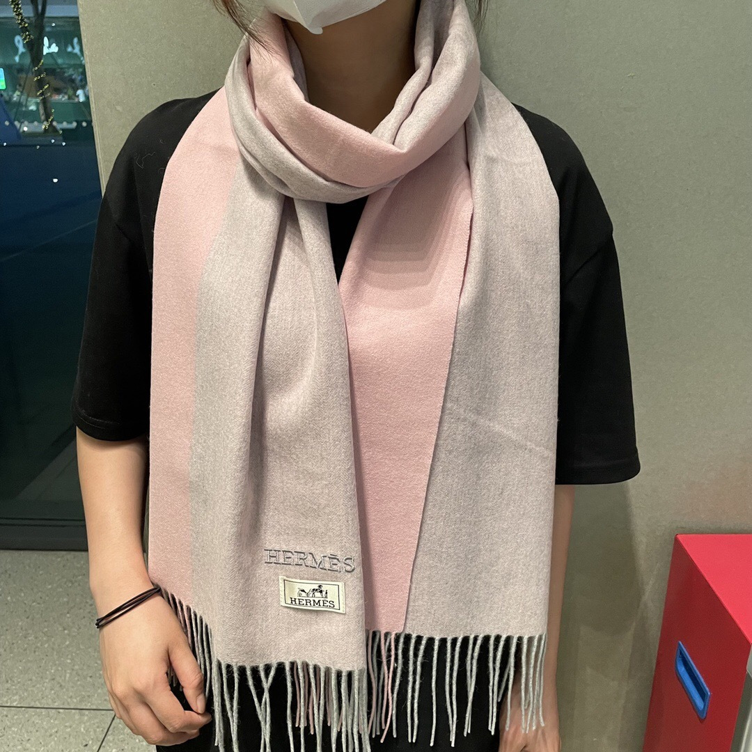 爱马仕❗👫同款围巾且买且珍惜羊绒款😍~都是出口订单所以比较难遇❤东西讲究少而精😍好看的一定要收😎这款H家