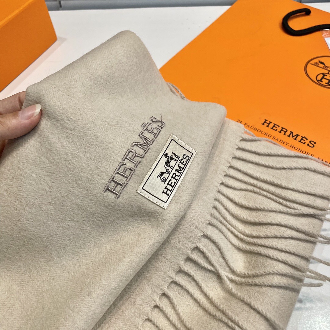 爱马仕❗👫同款围巾且买且珍惜羊绒款😍~都是出口订单所以比较难遇❤东西讲究少而精😍好看的一定要收😎这款H家