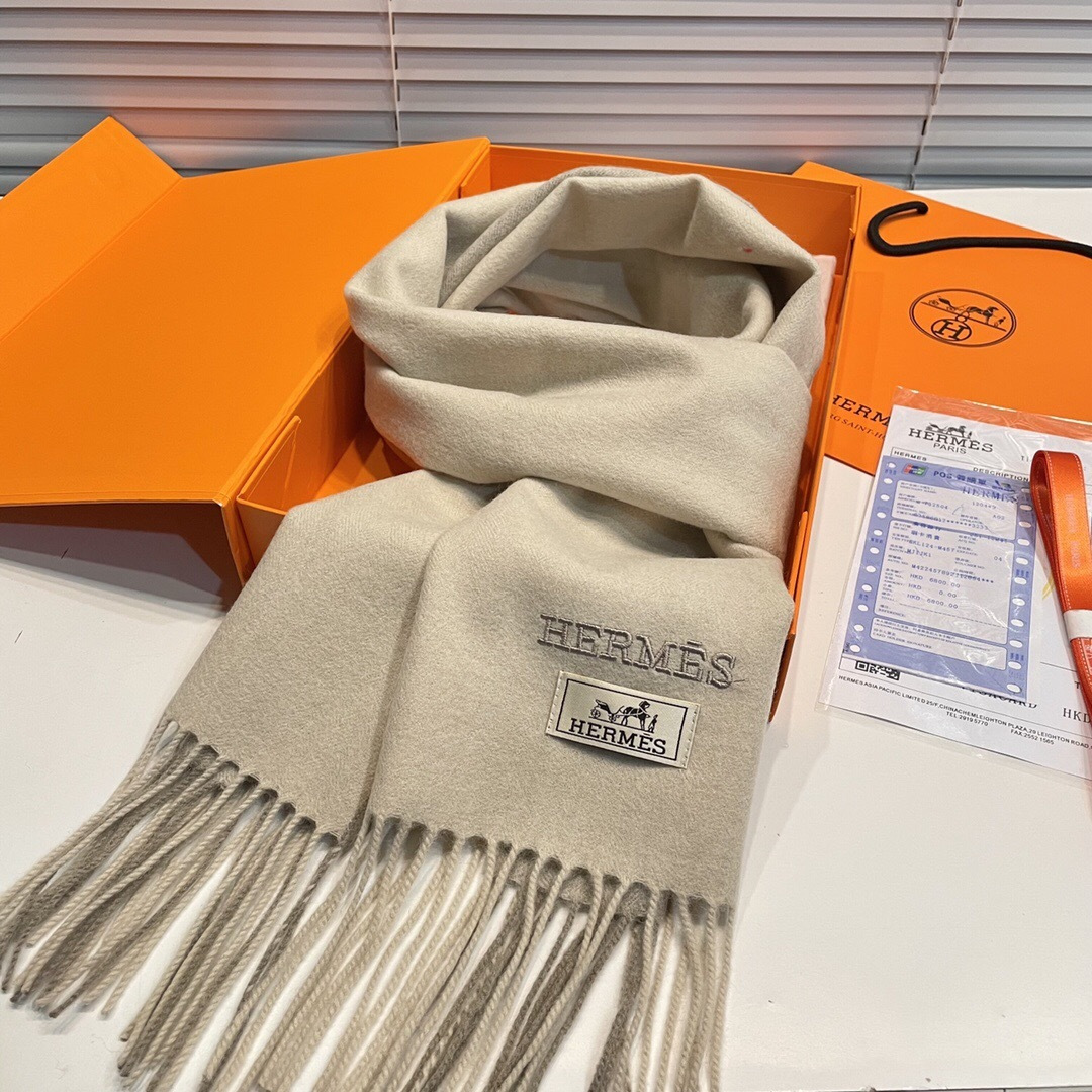 爱马仕❗👫同款围巾且买且珍惜羊绒款😍~都是出口订单所以比较难遇❤东西讲究少而精😍好看的一定要收😎这款H家