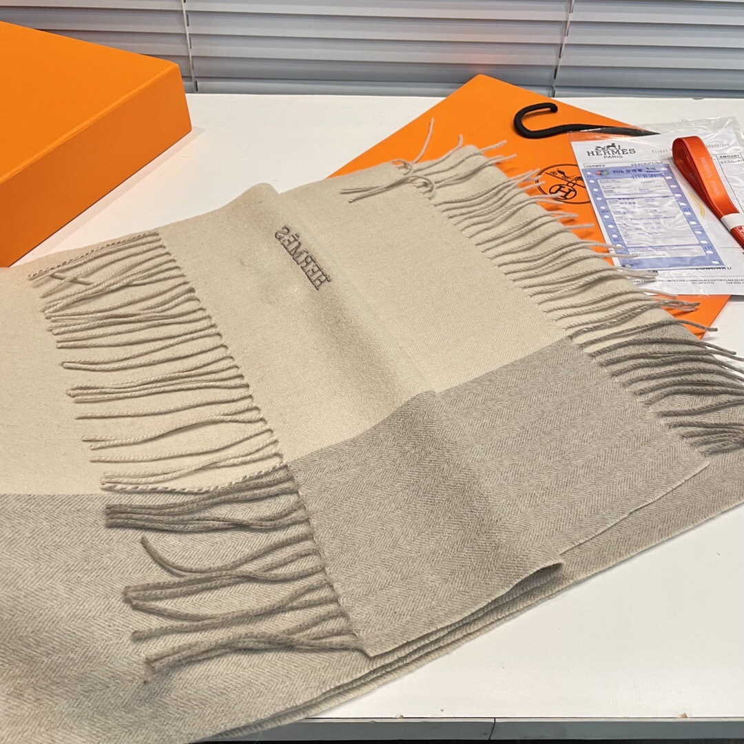 爱马仕❗👫同款围巾且买且珍惜羊绒款😍~都是出口订单所以比较难遇❤东西讲究少而精😍好看的一定要收😎这款H家