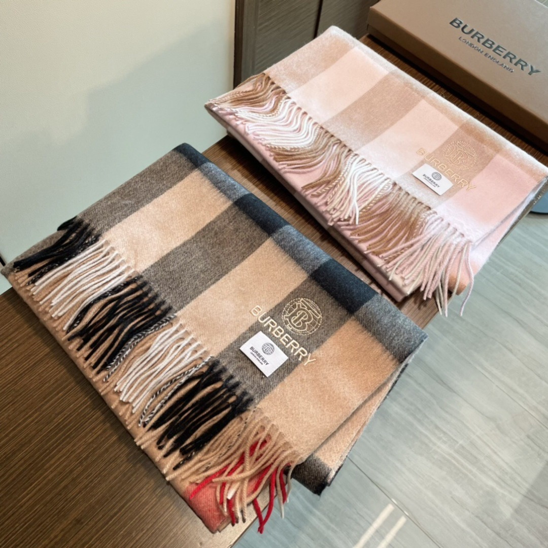 高端好品质 市场质量不一样 爆款上新 情侣款👍👍巴宝利披肩 独家牛货🐂 奢华尽在尺寸之间，高端品质‼️具