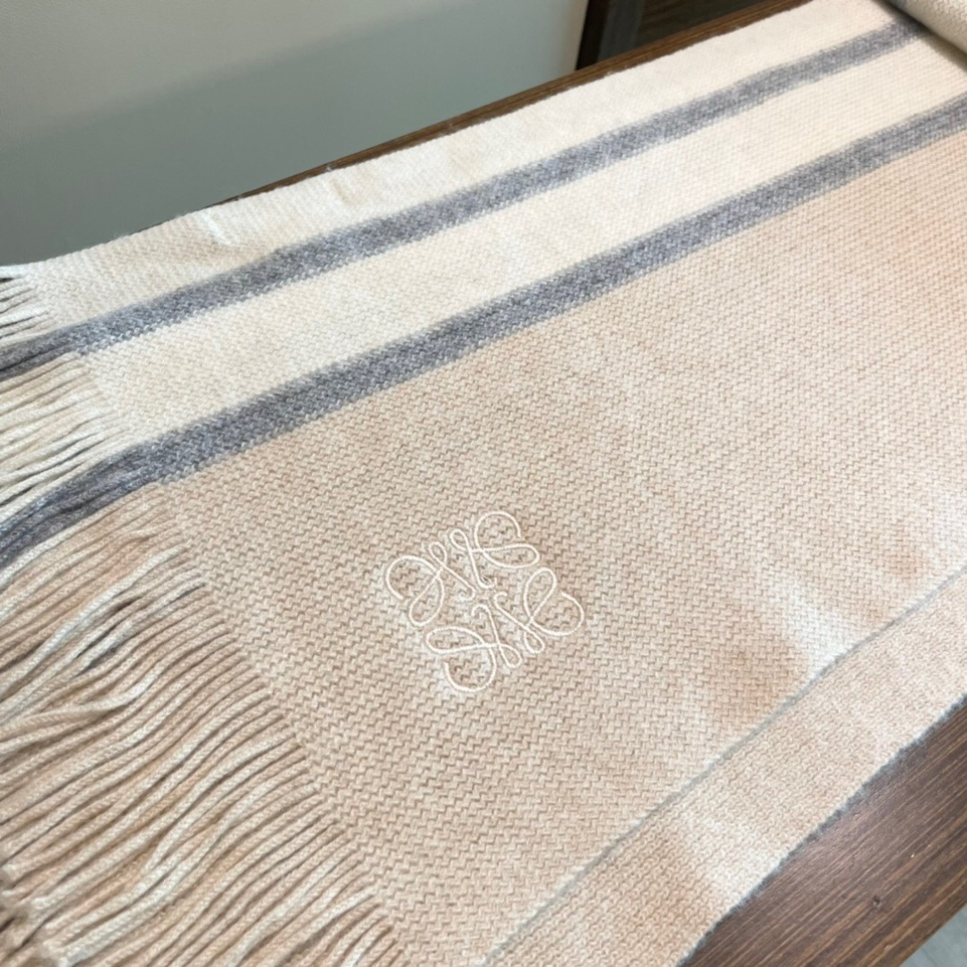 👑👑罗意威新款羊绒针织长巾‼️美翻了[流泪]御用殿堂级极品‼️新款在售 美丽至极 真的 上身极为衬肤色 