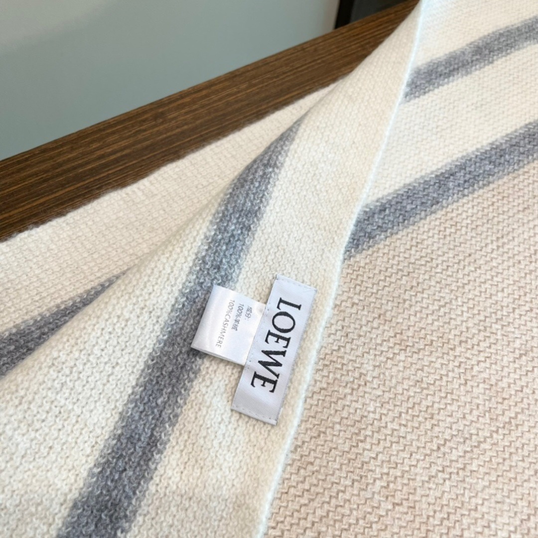 👑👑罗意威新款羊绒针织长巾‼️美翻了[流泪]御用殿堂级极品‼️新款在售 美丽至极 真的 上身极为衬肤色 