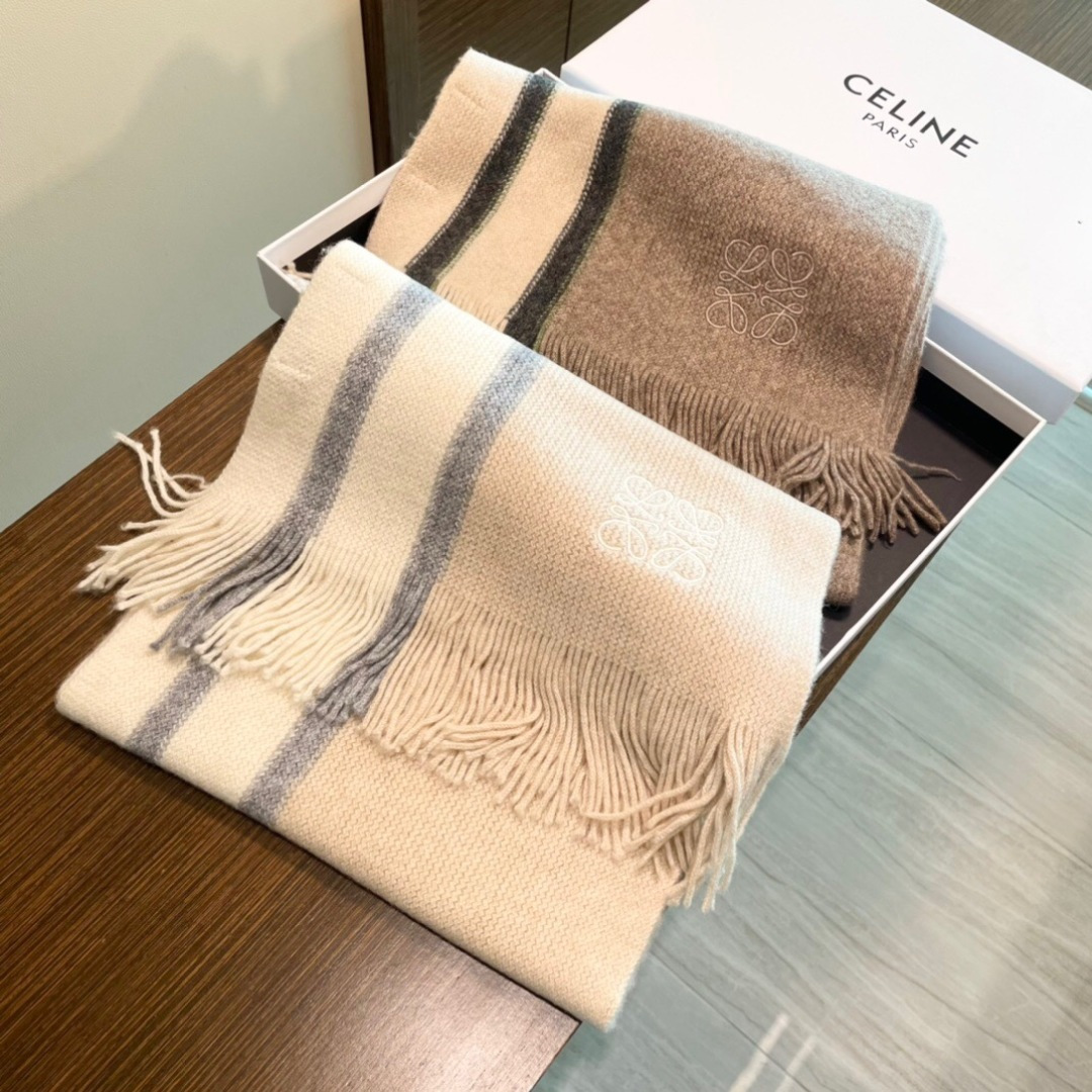 👑👑罗意威新款羊绒针织长巾‼️美翻了[流泪]御用殿堂级极品‼️新款在售 美丽至极 真的 上身极为衬肤色 