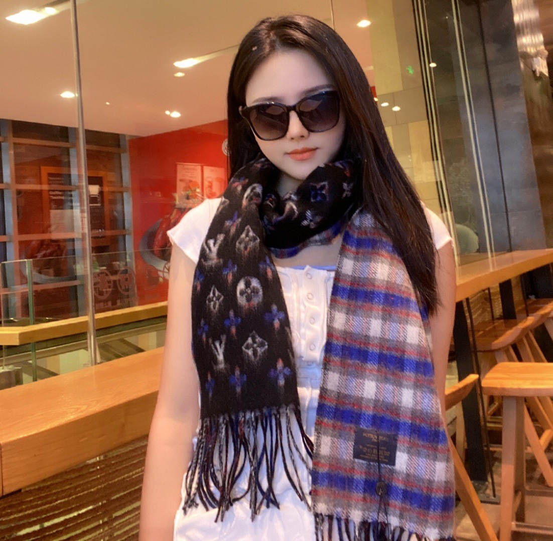 超级大爆款专柜同步 经典设计完美，若隐若现的lv标志，强烈推荐手慢无‼️千万别去专柜买‼️代购就要380